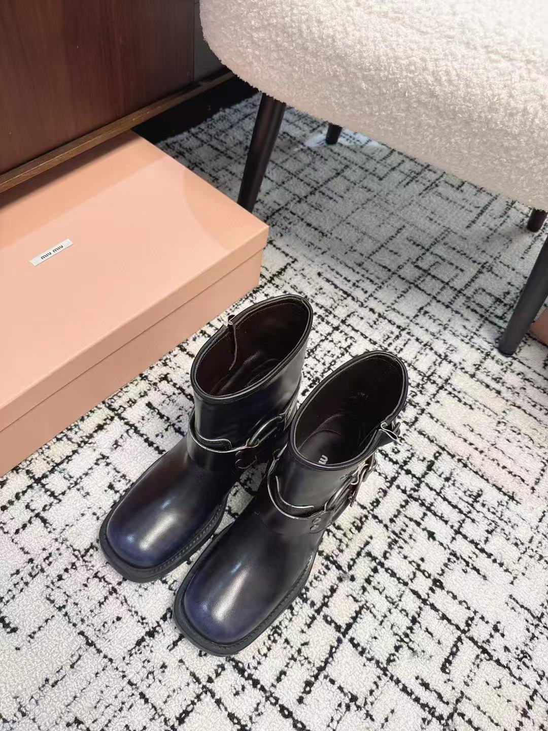 M1UM1U 高品質牛革アンクルブーツ【50％割引+送料無料】