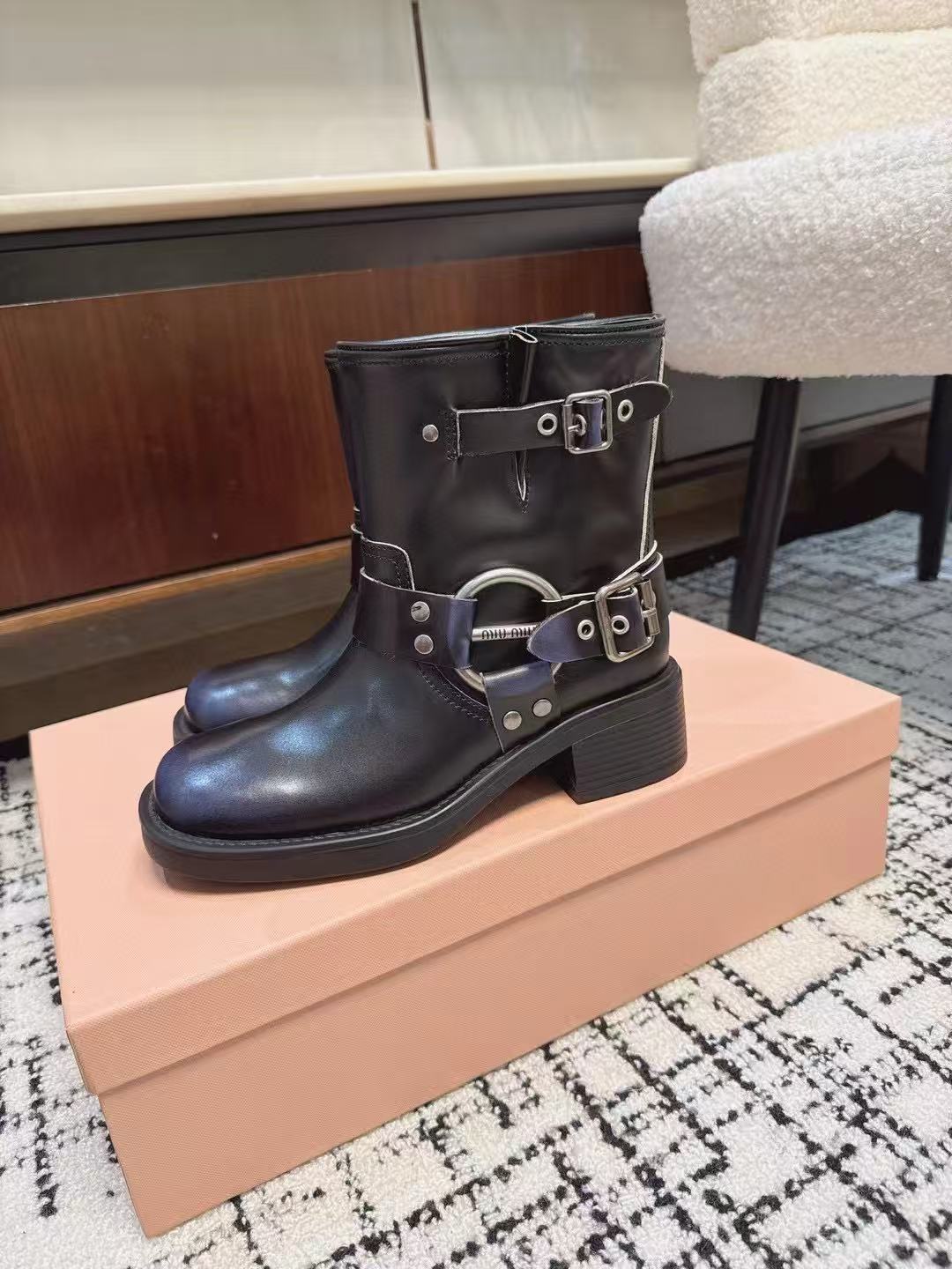 M1UM1U 高品質牛革アンクルブーツ【50％割引+送料無料】