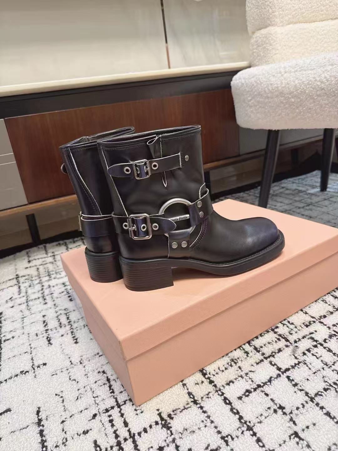 M1UM1U 高品質牛革アンクルブーツ【50％割引+送料無料】