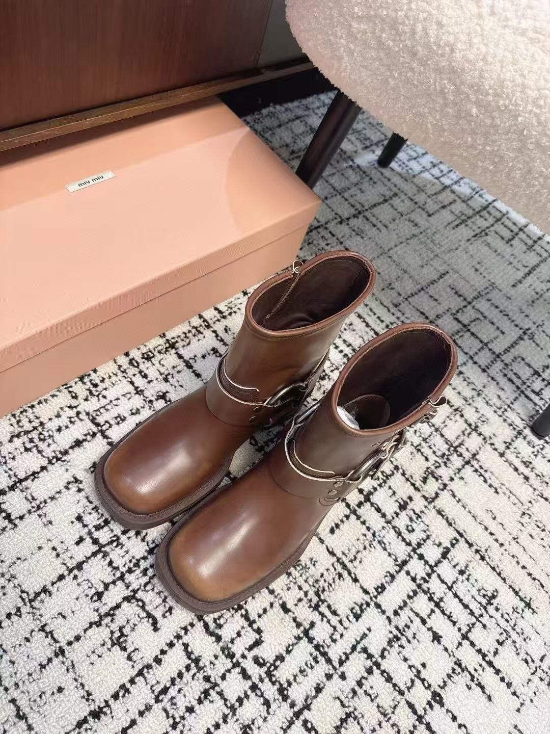 M1UM1U 高品質牛革アンクルブーツ【50％割引+送料無料】