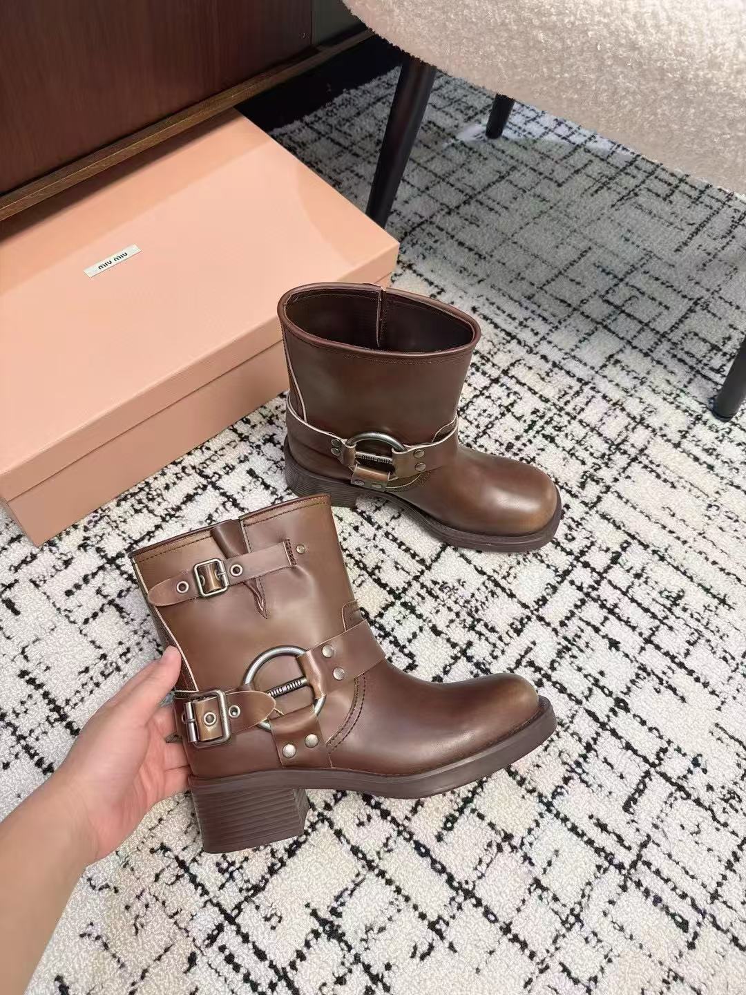 M1UM1U 高品質牛革アンクルブーツ【50％割引+送料無料】