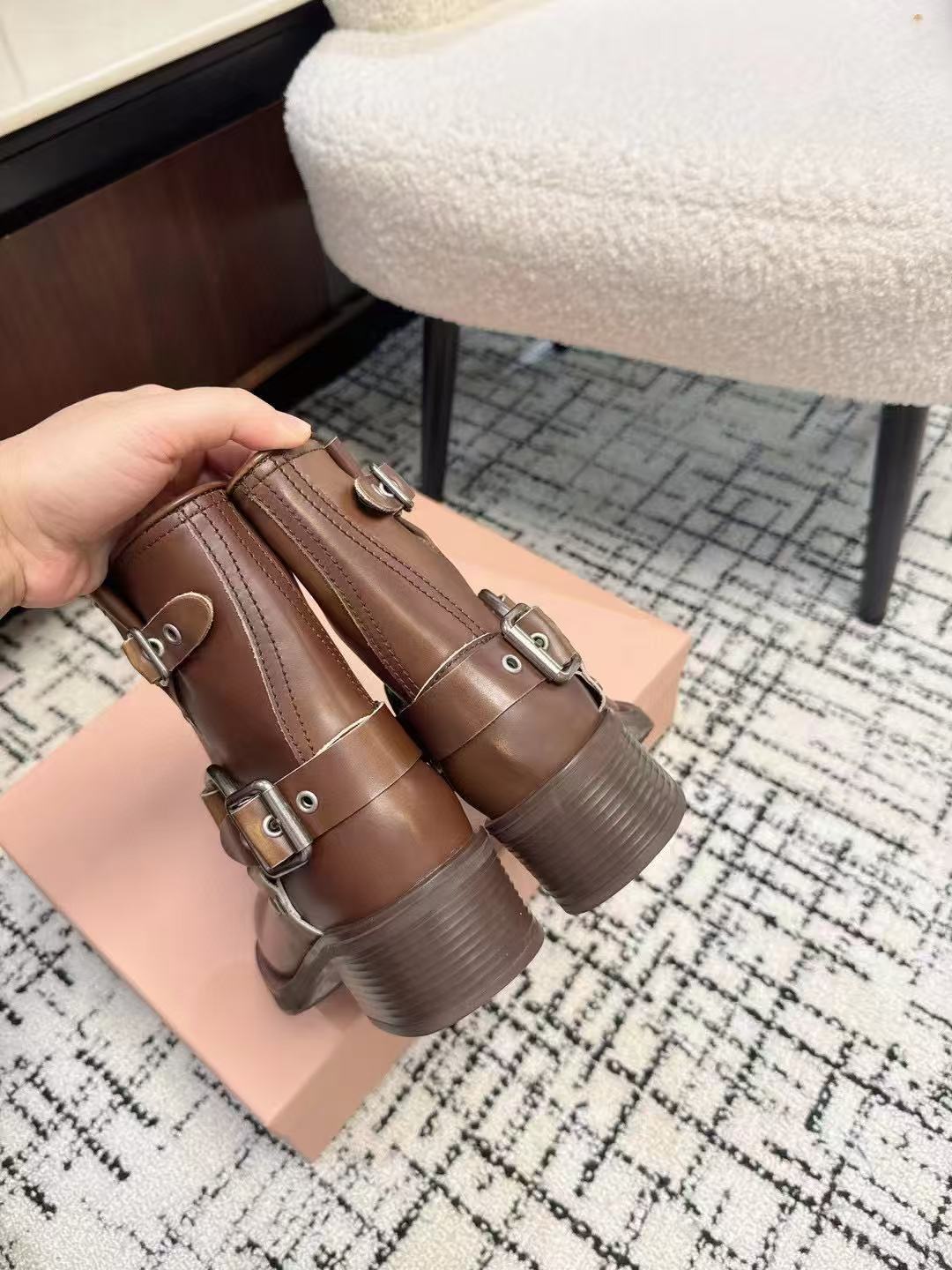 M1UM1U 高品質牛革アンクルブーツ【50％割引+送料無料】