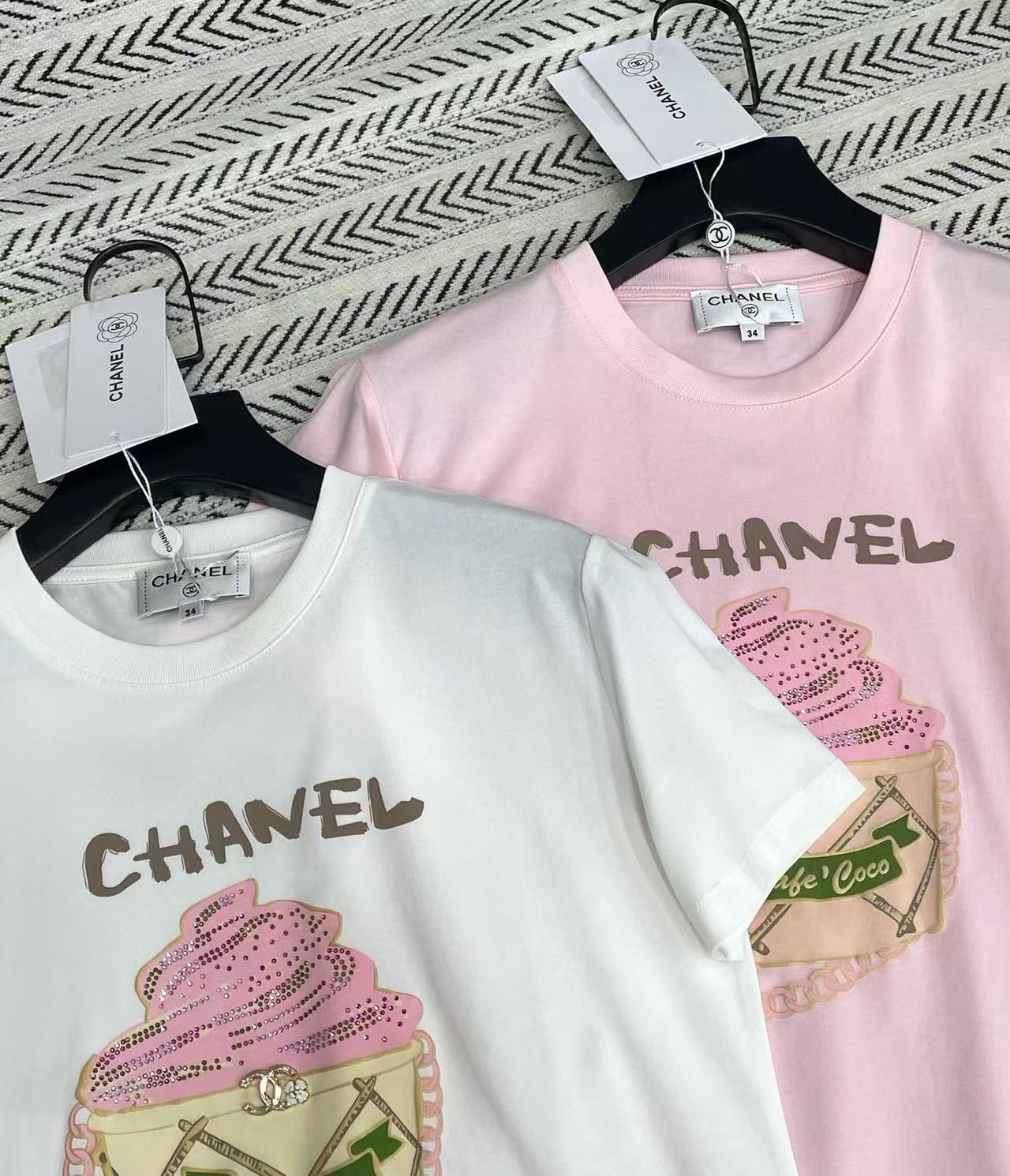 CHANE1 3DカメリアレタリングTシャツ【50％割引+送料無料】
