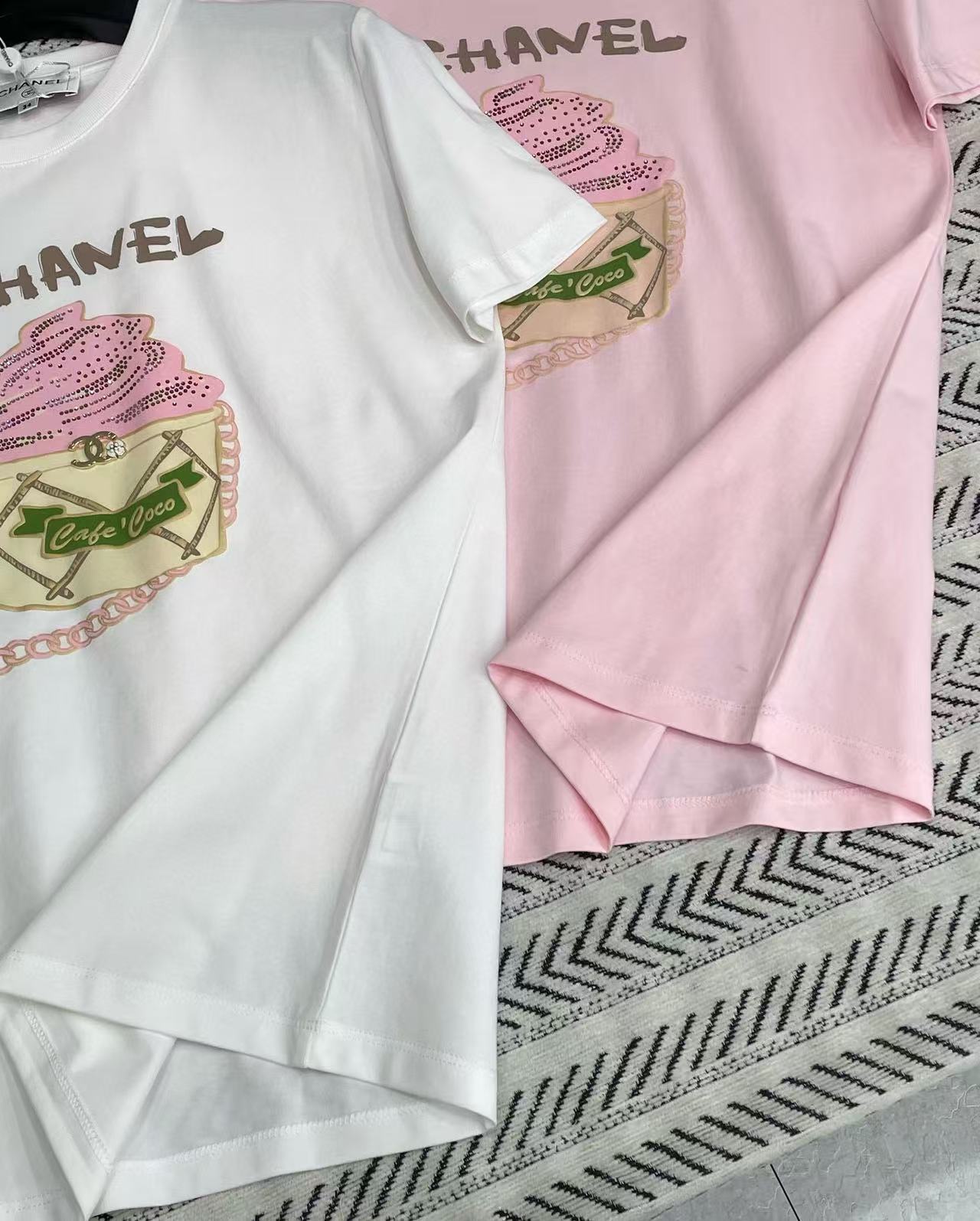 CHANE1 3DカメリアレタリングTシャツ【50％割引+送料無料】