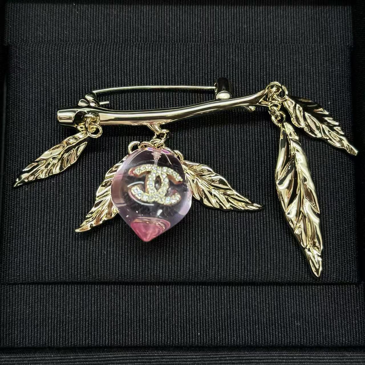 CHANE1 リーフタッセル ダブルC ブローチ【50％割引+送料無料】