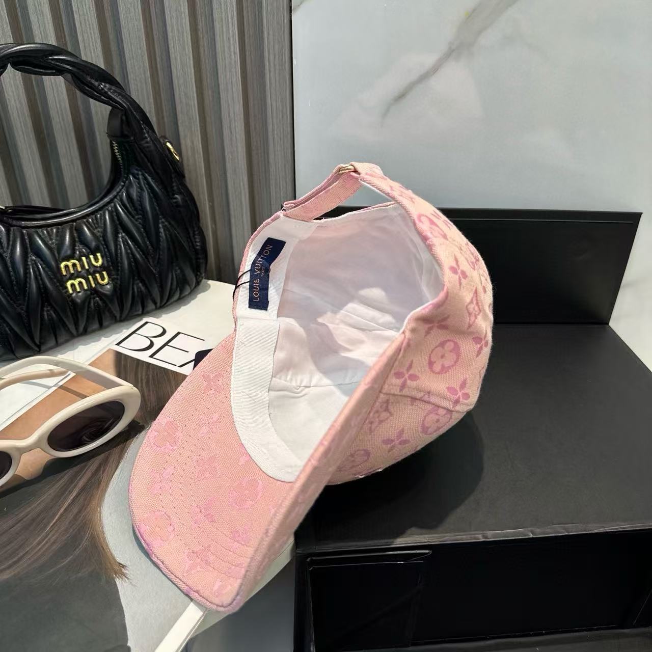 LVプリント刺繍入りベースボールキャップ【50％割引+送料無料】