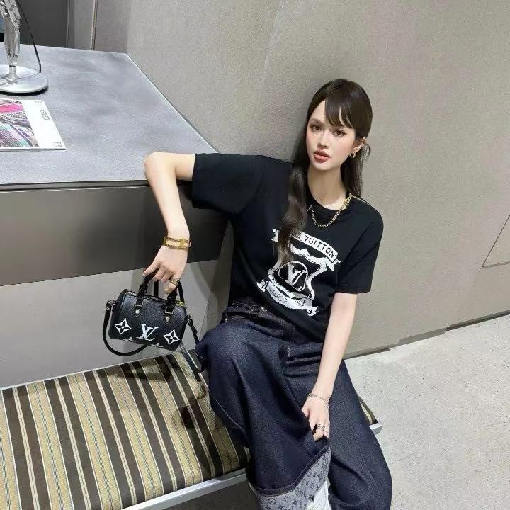 LVチェーンロゴレタリングプリントTシャツ【50％割引+送料無料】