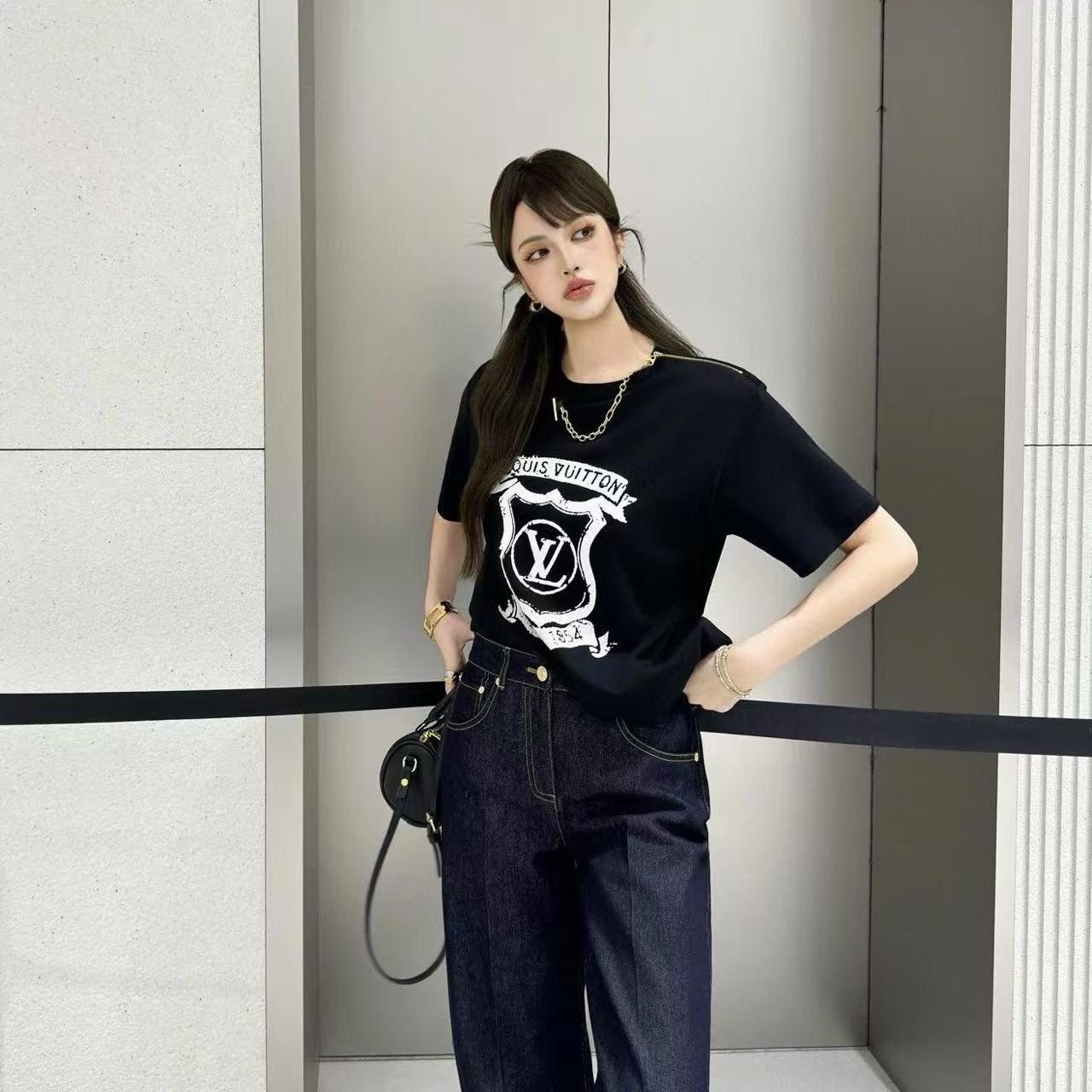 LVチェーンロゴレタリングプリントTシャツ【50％割引+送料無料】