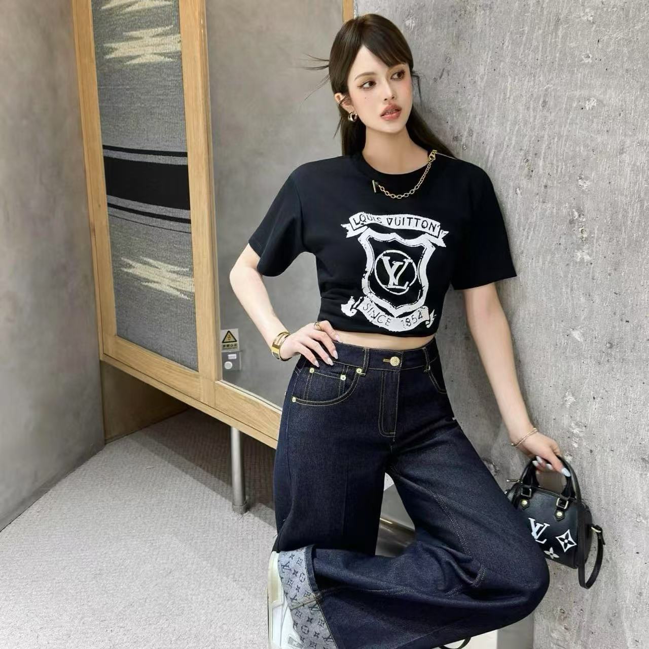 LVチェーンロゴレタリングプリントTシャツ【50％割引+送料無料】