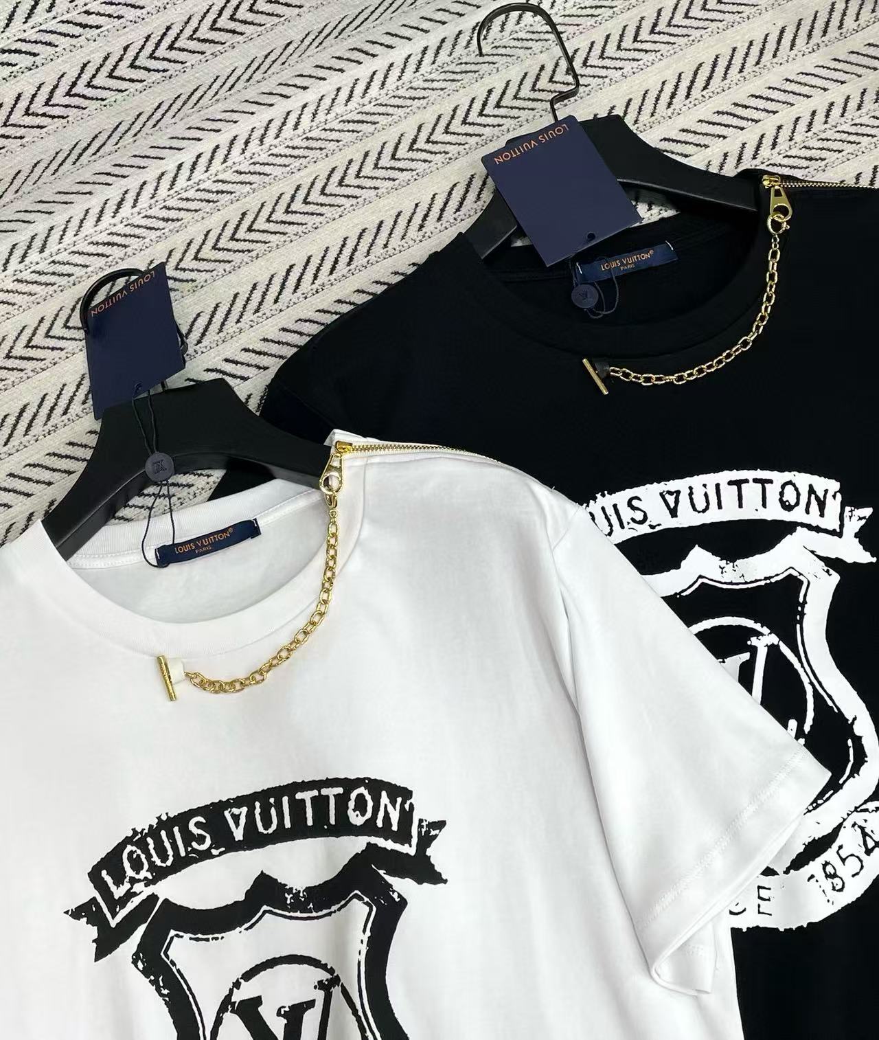 LVチェーンロゴレタリングプリントTシャツ【50％割引+送料無料】