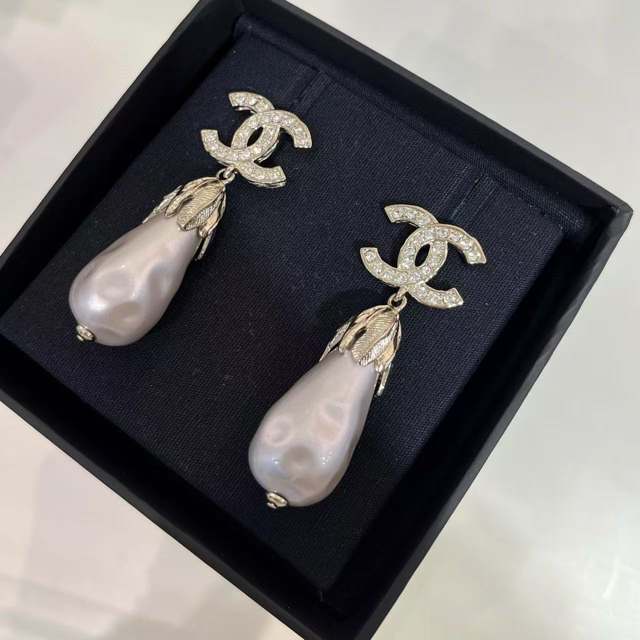CHANE1 フルダイヤモンド ダブルCフェザー ウォータードロップパールイヤリング【50％割引+送料無料】