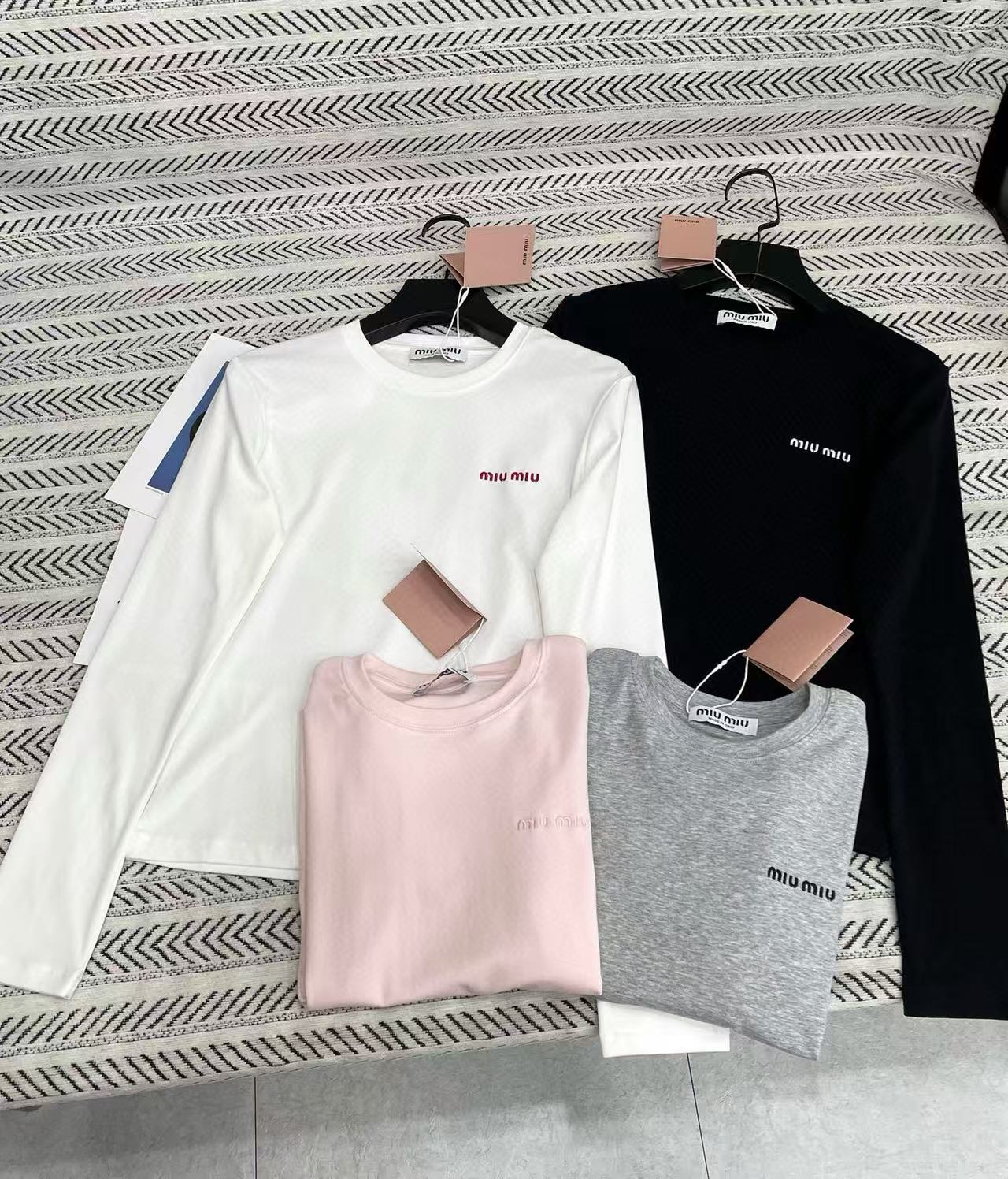 M1UM1U 刺繍レタリング 長袖Tシャツ【50％割引+送料無料】