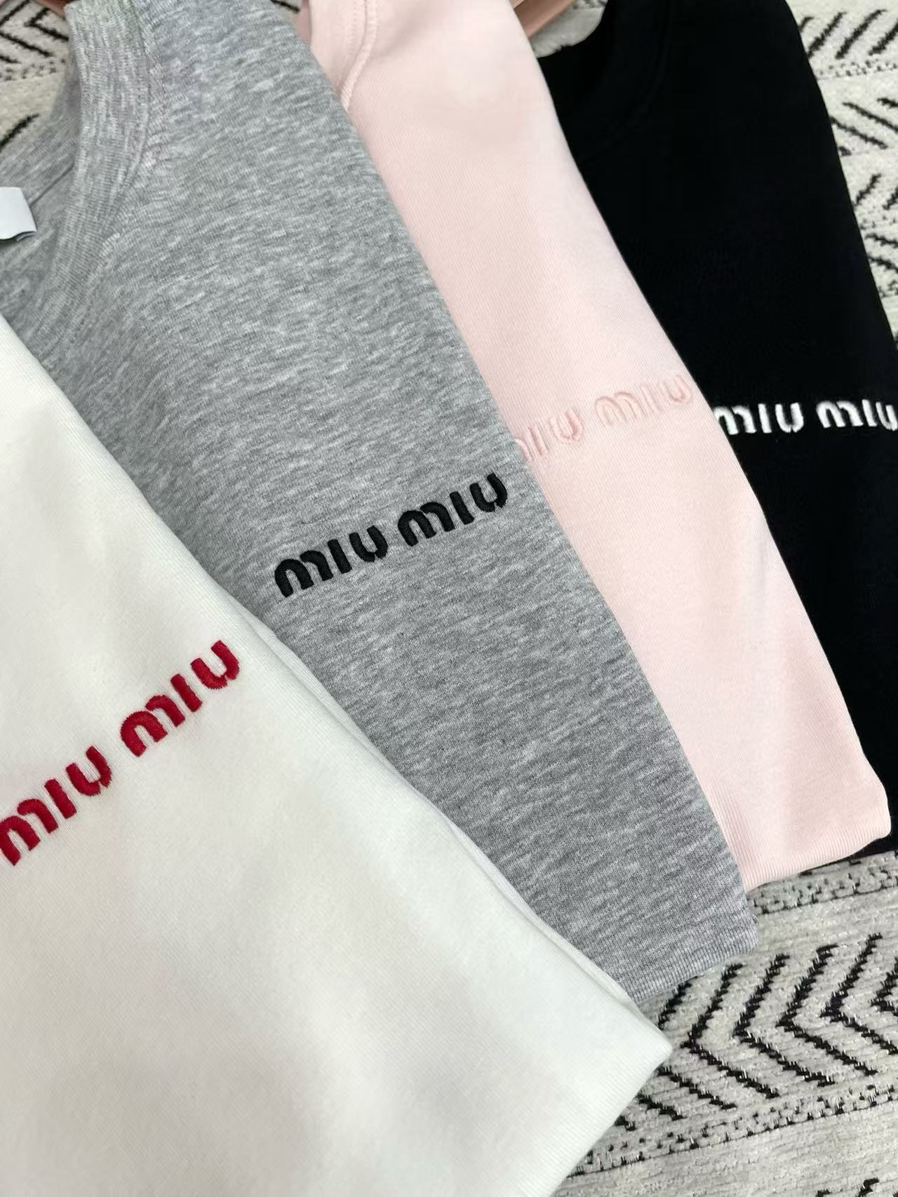 M1UM1U 刺繍レタリング 長袖Tシャツ【50%割引+送料無料】