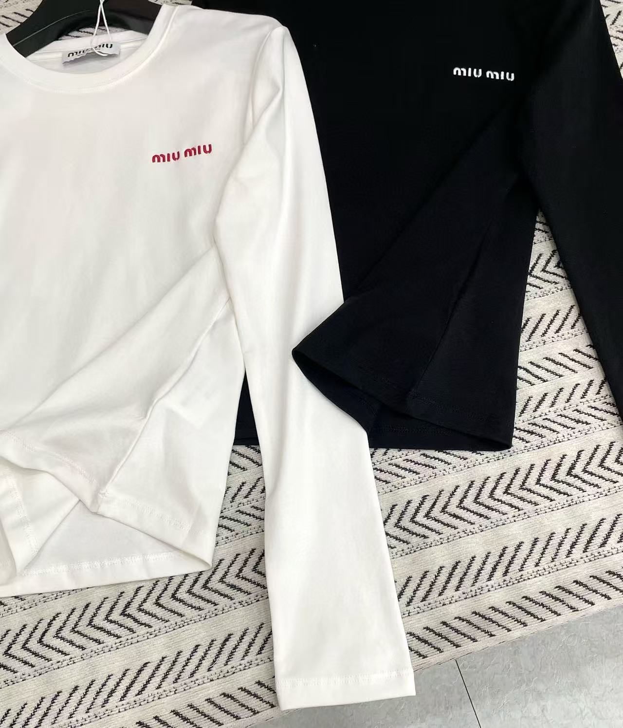 M1UM1U 刺繍レタリング 長袖Tシャツ【50%割引+送料無料】