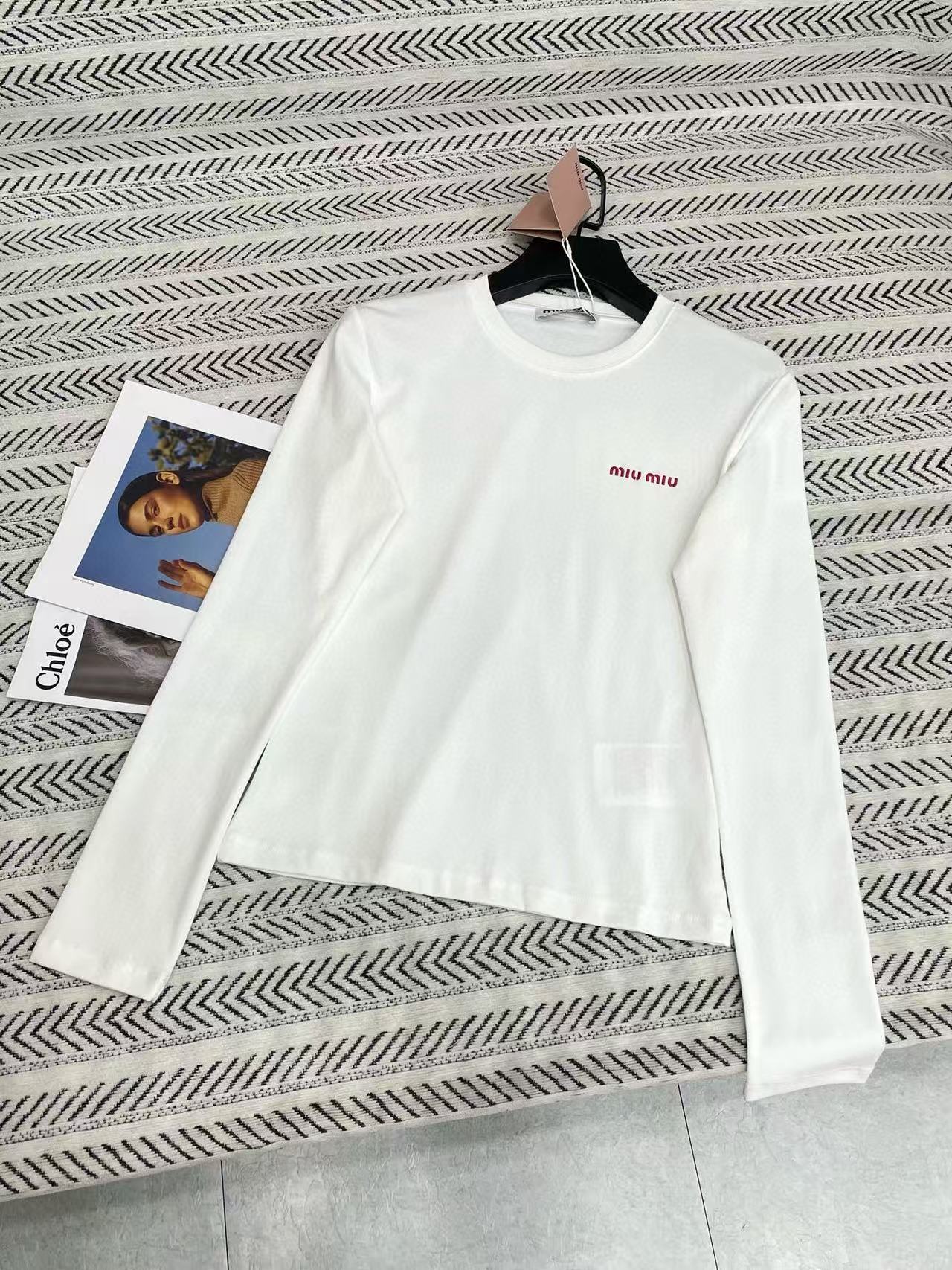 M1UM1U 刺繍レタリング 長袖Tシャツ【50%割引+送料無料】