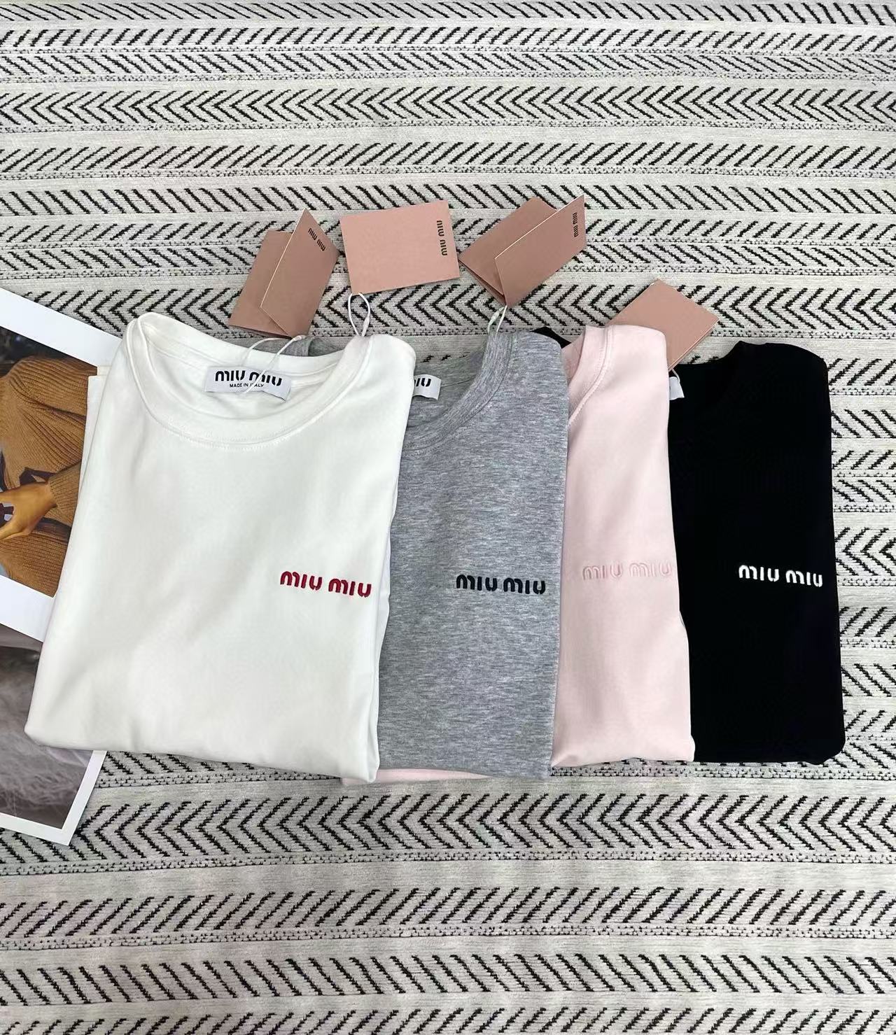 M1UM1U 刺繍レタリング 長袖Tシャツ【50%割引+送料無料】