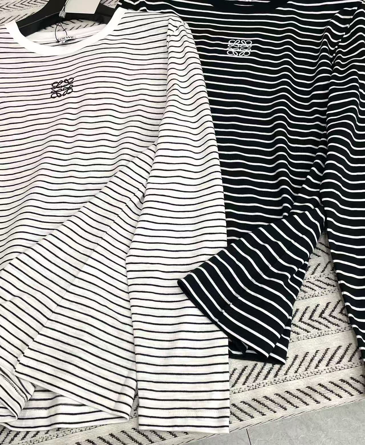 L0WEW 刺繍ロゴストライプ長袖Tシャツ【50％割引+送料無料】