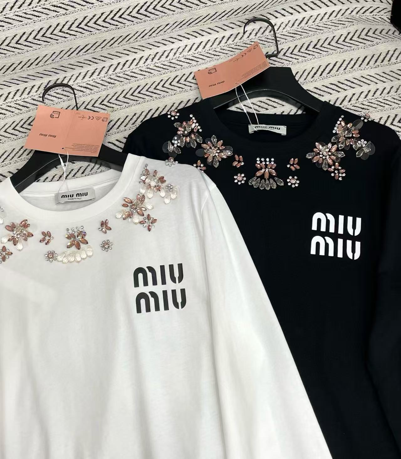 M1UM1U ビーズフラワーレター ロングスリーブTシャツ【50%割引+送料無料】