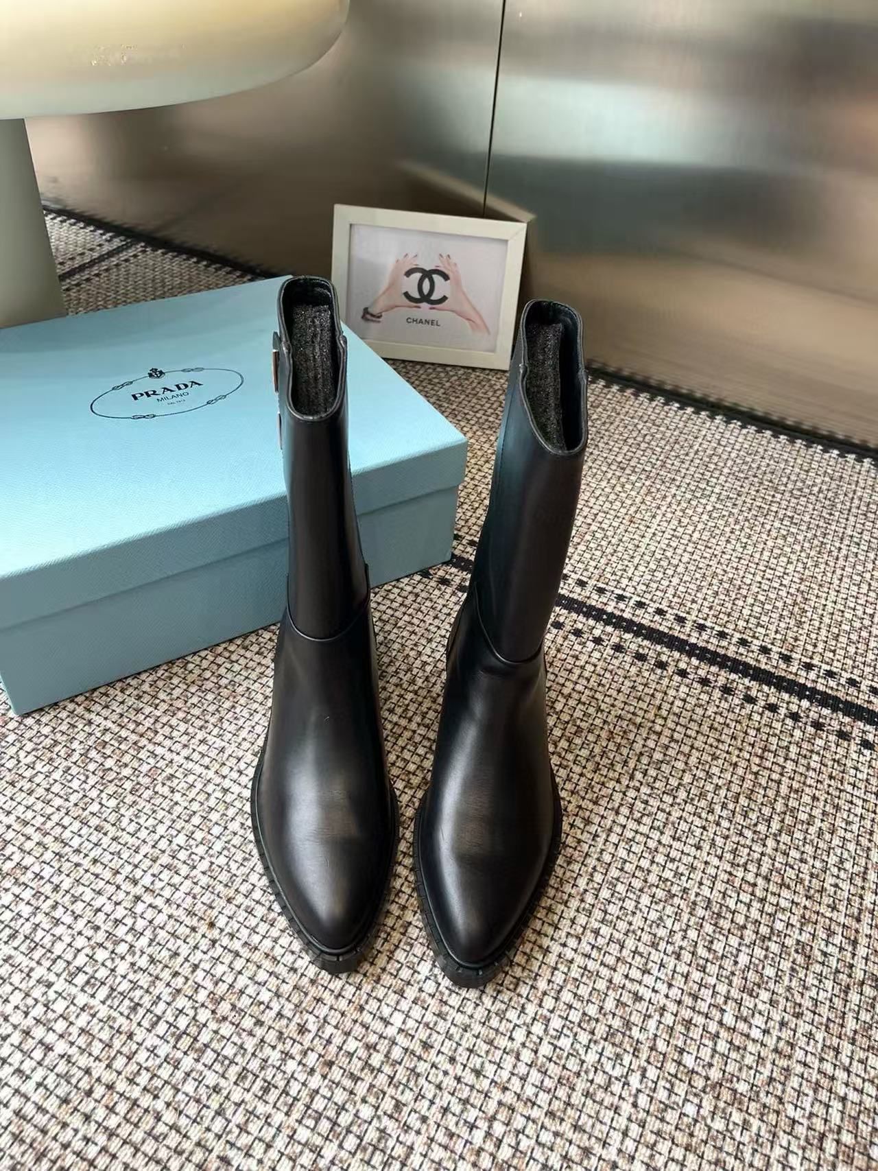 PR4DAの高品質ポインテッドトライアングルロゴアンクルブーツ【50％割引+送料無料】