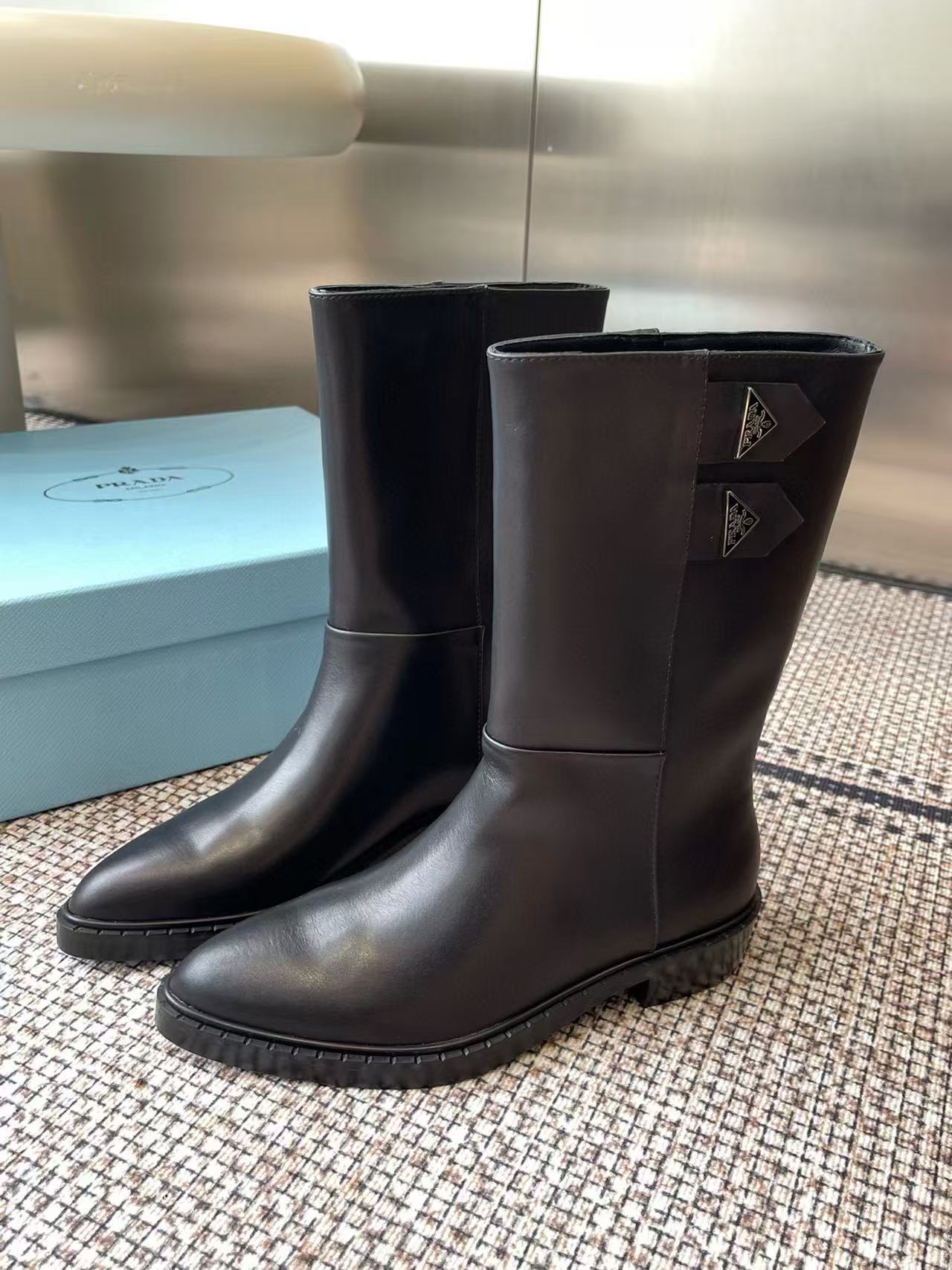 PR4DAの高品質ポインテッドトライアングルロゴアンクルブーツ【50％割引+送料無料】