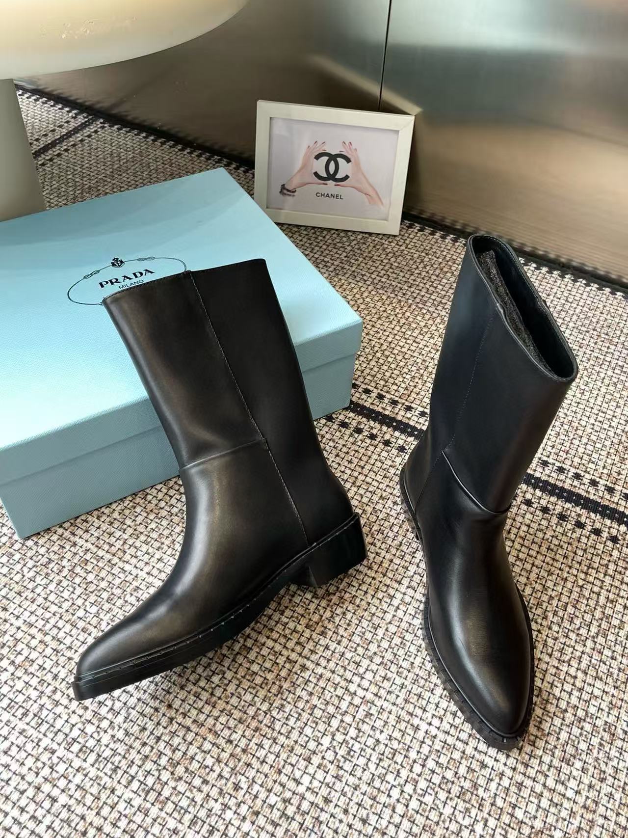 PR4DAの高品質ポインテッドトライアングルロゴアンクルブーツ【50％割引+送料無料】