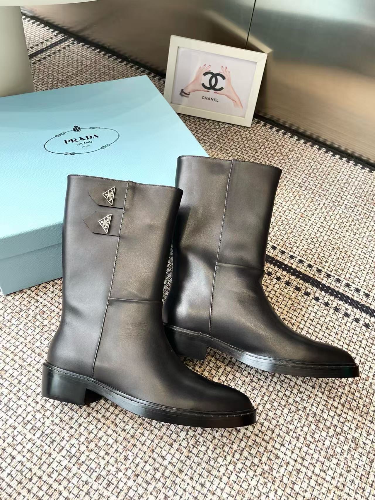 PR4DAの高品質ポインテッドトライアングルロゴアンクルブーツ【50％割引+送料無料】