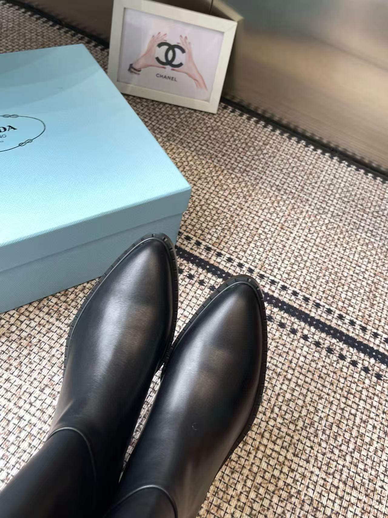 PR4DAの高品質ポインテッドトライアングルロゴアンクルブーツ【50％割引+送料無料】