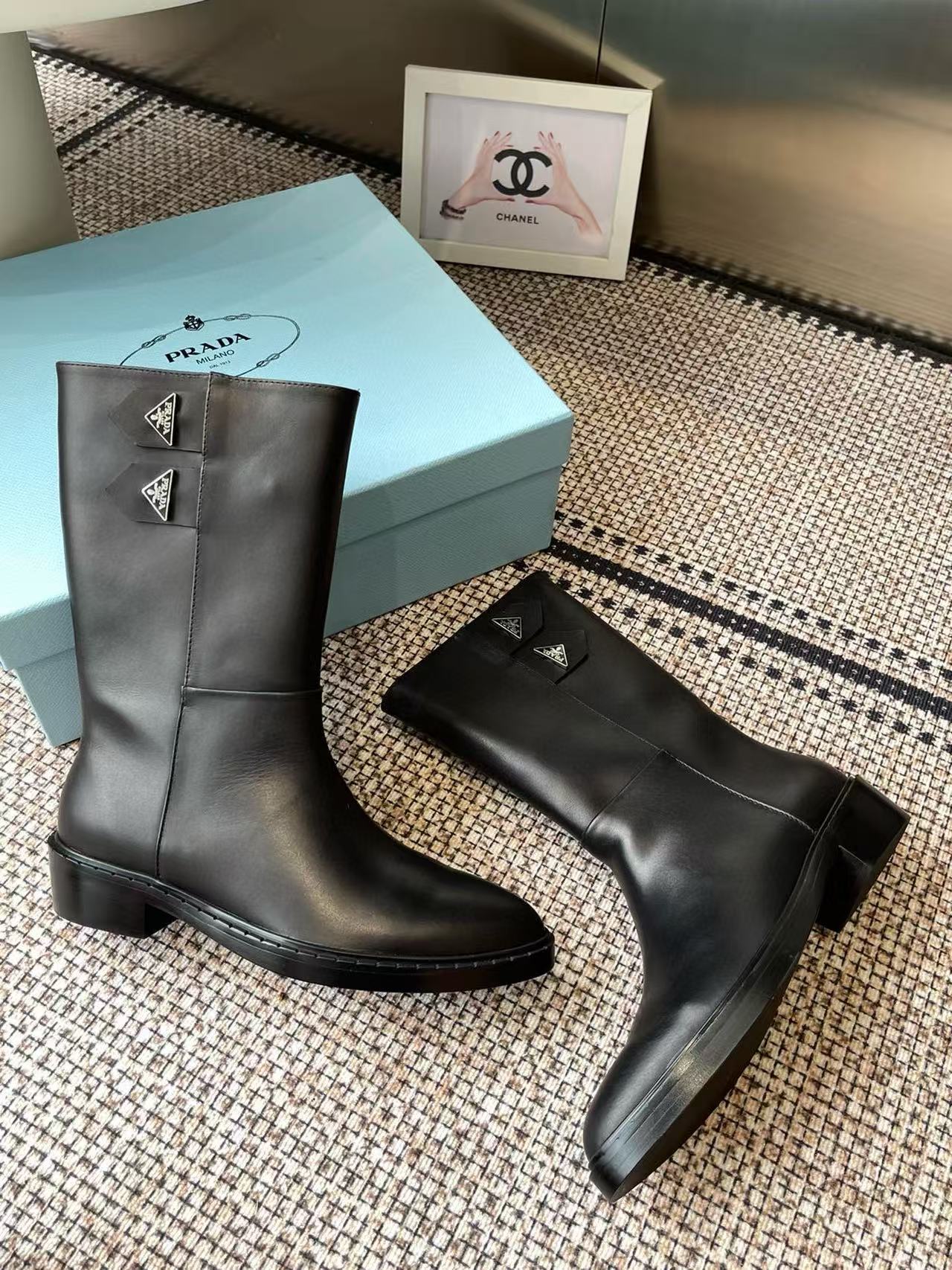 PR4DAの高品質ポインテッドトライアングルロゴアンクルブーツ【50％割引+送料無料】