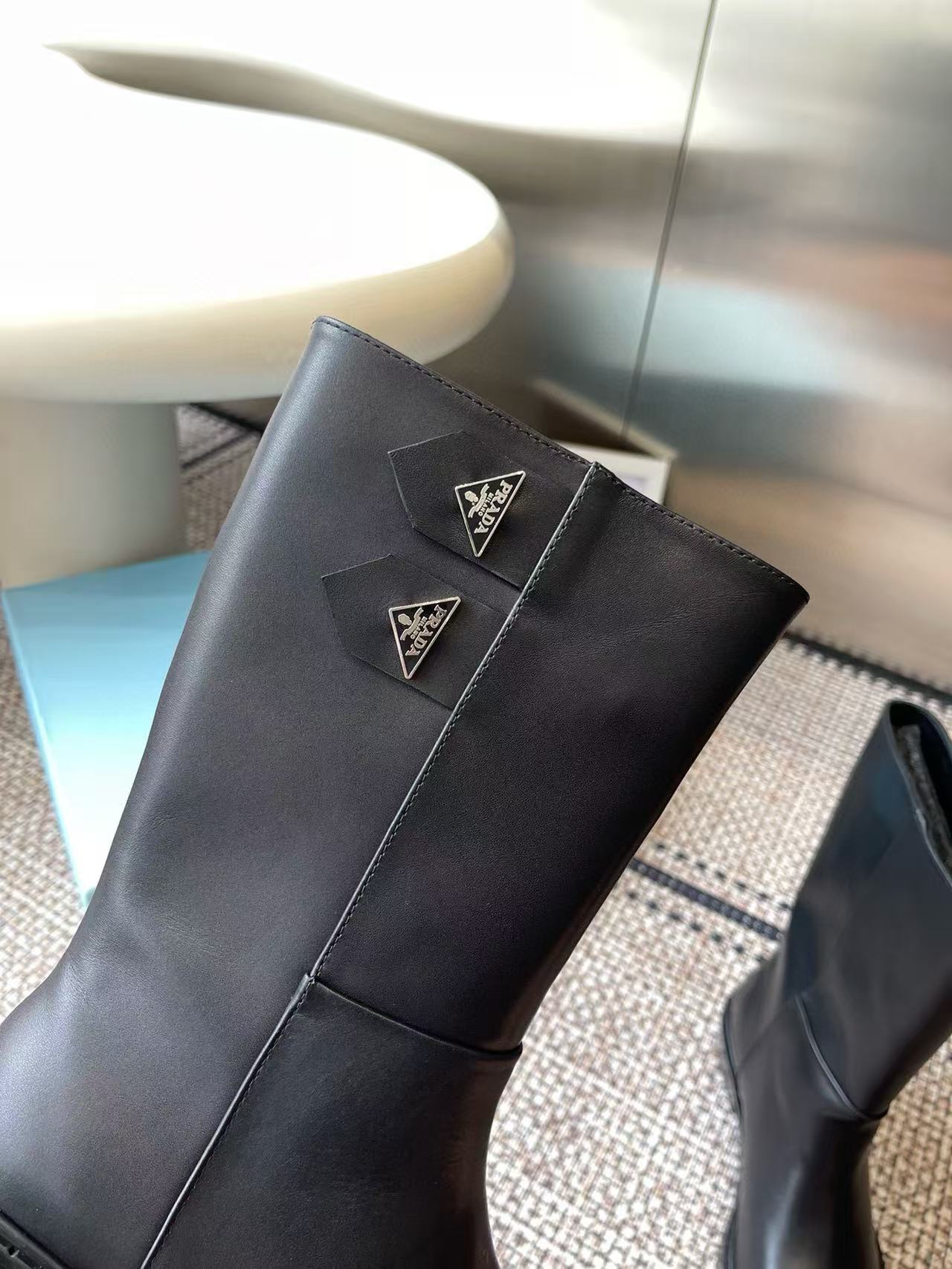 PR4DAの高品質ポインテッドトライアングルロゴアンクルブーツ【50％割引+送料無料】