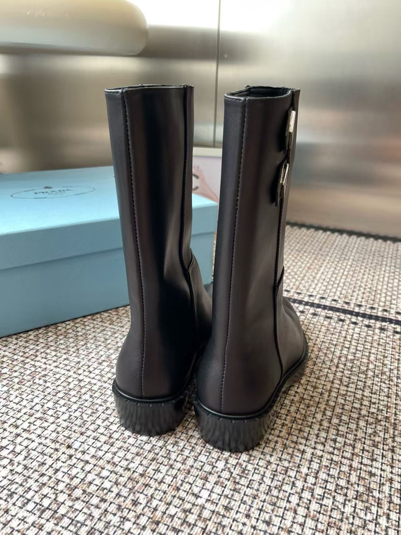 PR4DAの高品質ポインテッドトライアングルロゴアンクルブーツ【50％割引+送料無料】