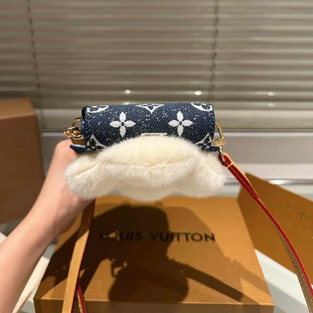 LV 携帯電話バッグ【50％割引+送料無料】