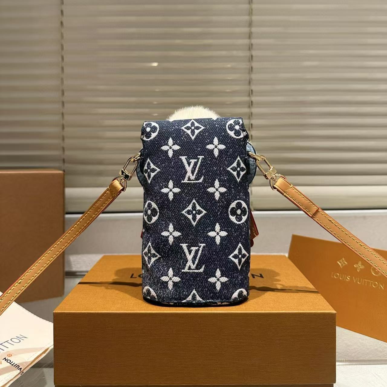LV 携帯電話バッグ【50％割引+送料無料】