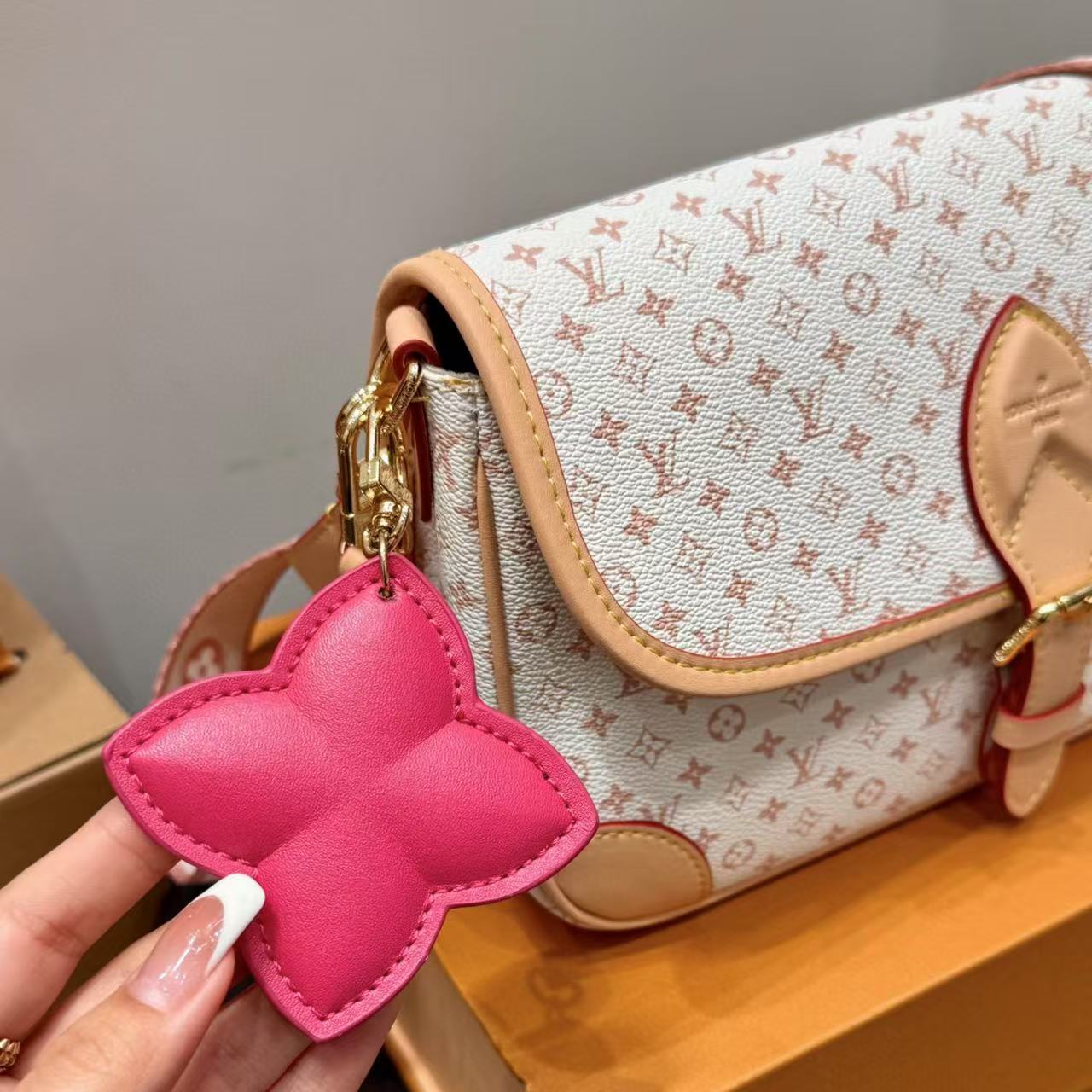 LV Dianeショルダーバッグ【50％割引+送料無料】