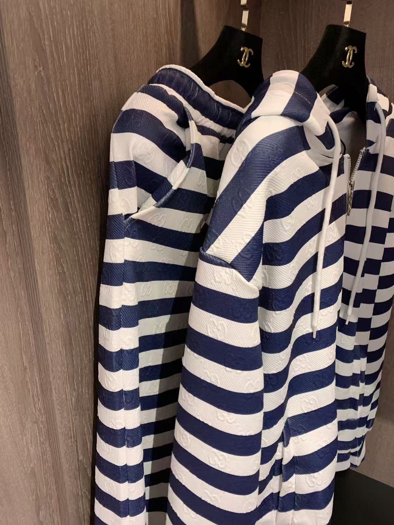 GUCC1 エンボスストライプ カジュアルジャケット + パンツ ツーピースセット【50％割引+送料無料】