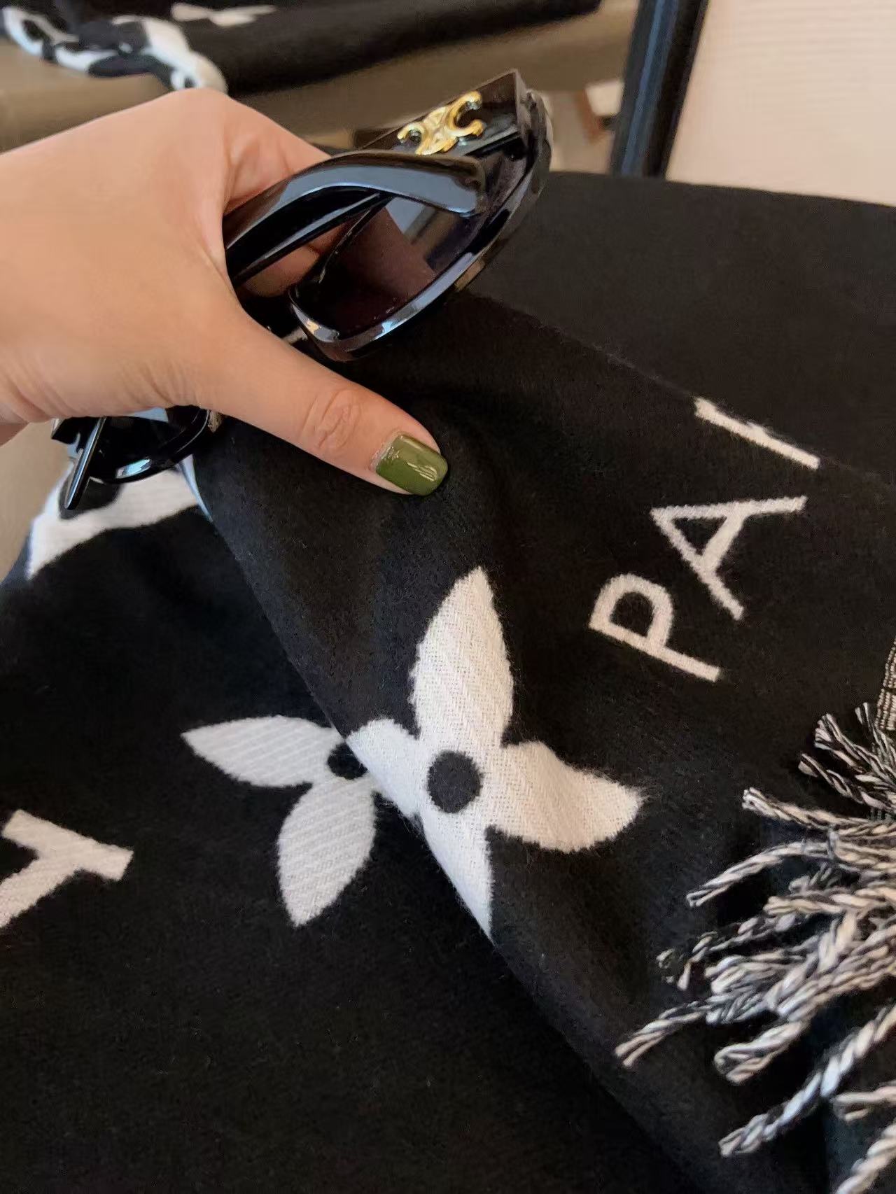 LVプリントの四つ葉のクローバータッセルスカーフ【50％割引+送料無料】