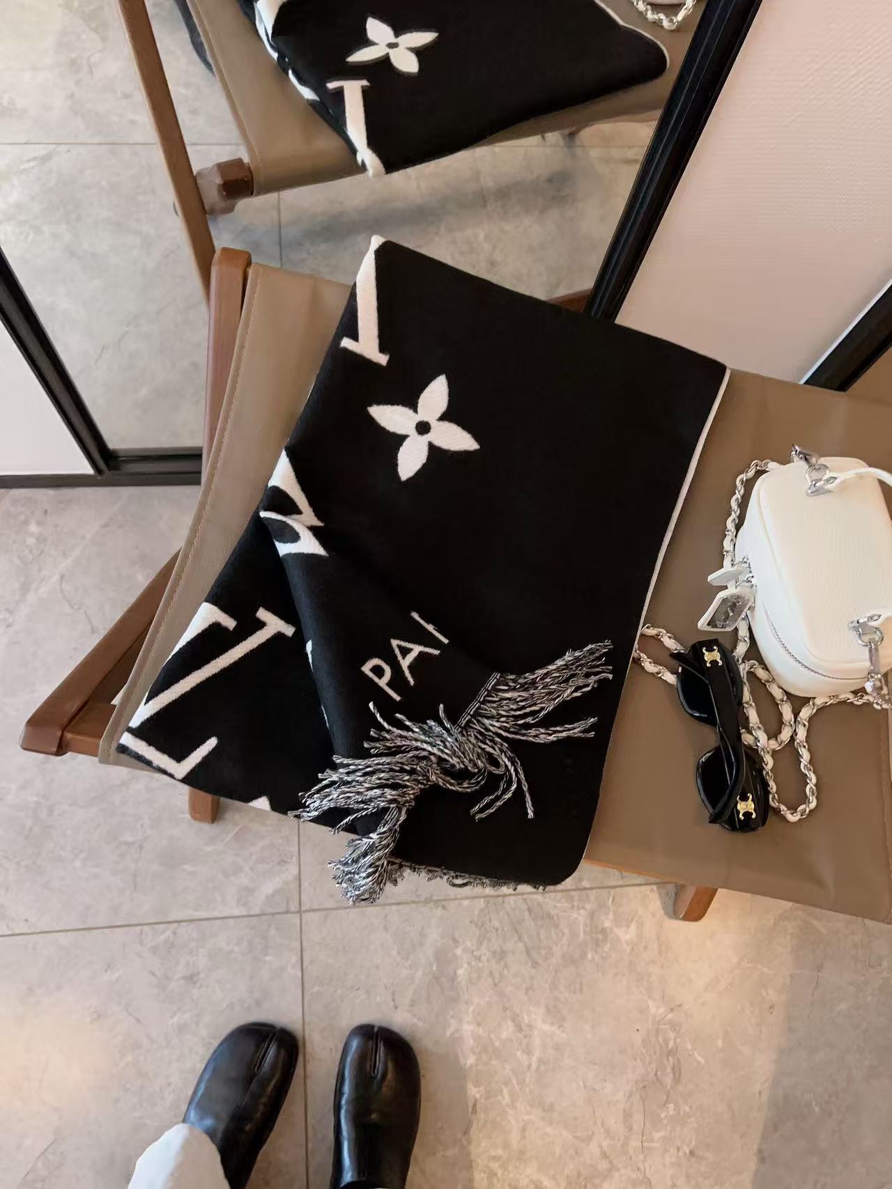 LVプリントの四つ葉のクローバータッセルスカーフ【50％割引+送料無料】