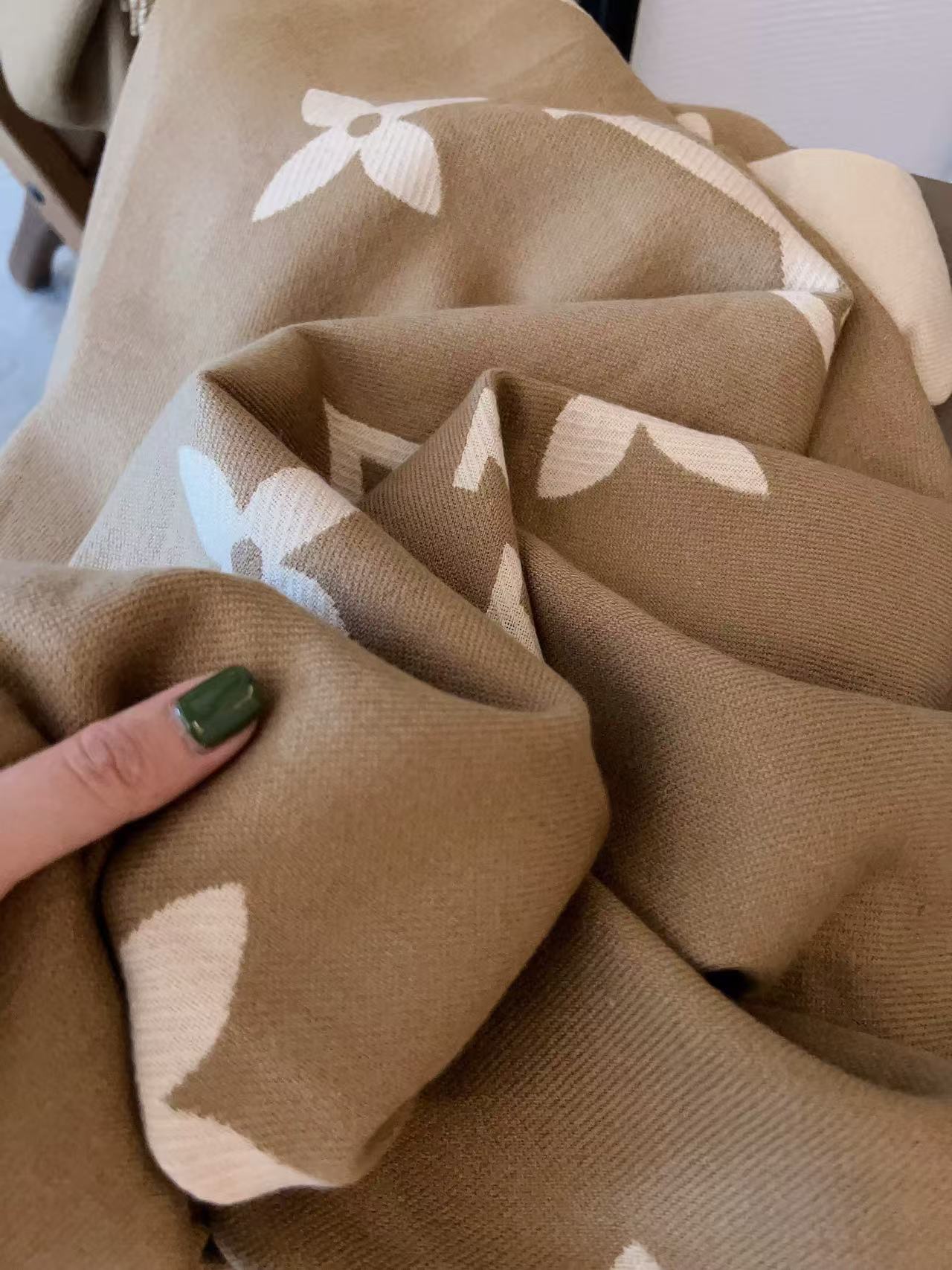 LVプリントの四つ葉のクローバータッセルスカーフ【50％割引+送料無料】