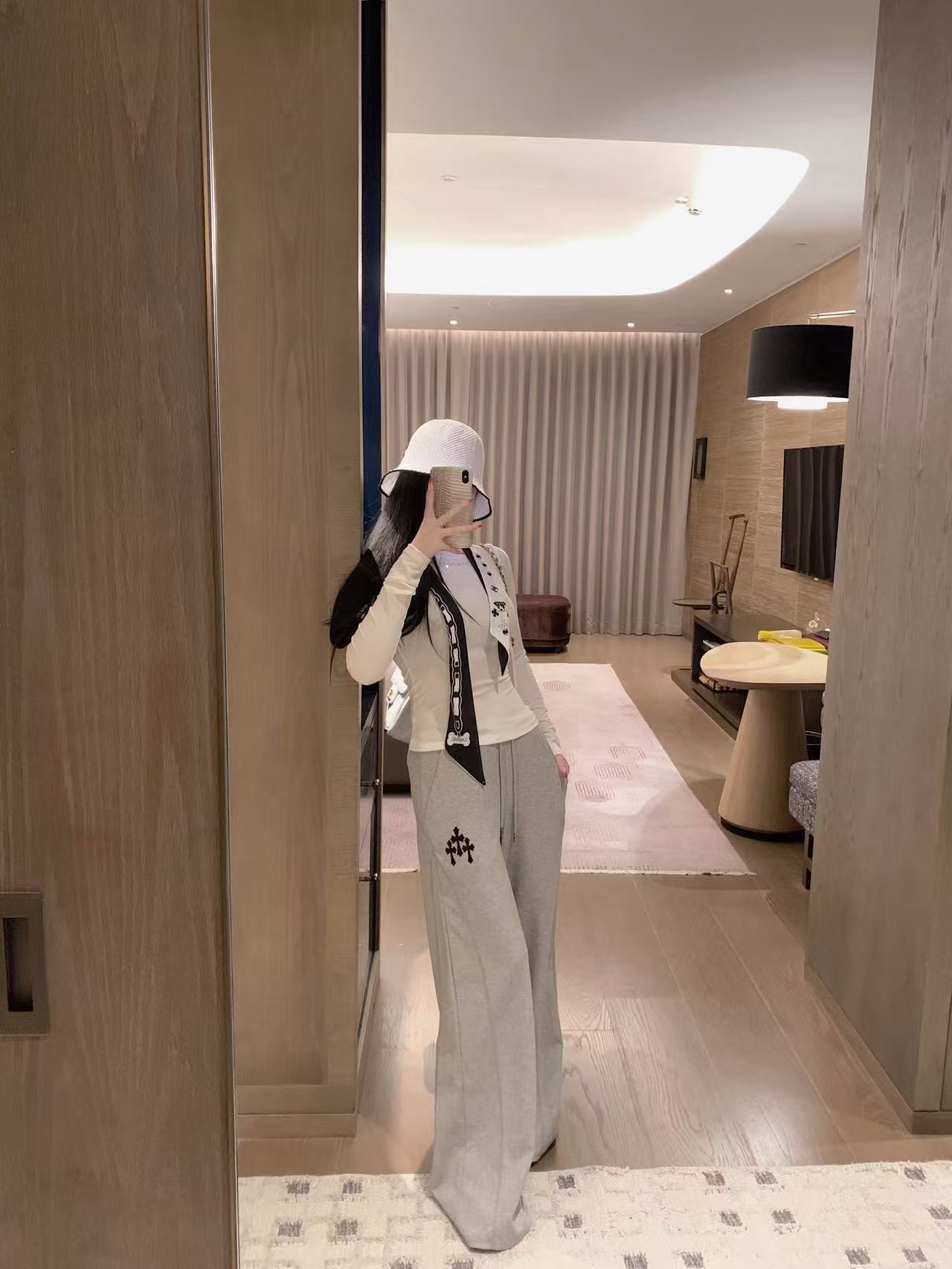 CHANE1 スカーフ + ラインストーンレターTシャツ【50％割引+送料無料】