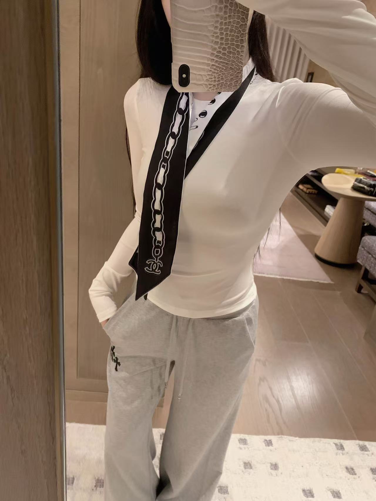 CHANE1 スカーフ + ラインストーンレターTシャツ【50％割引+送料無料】