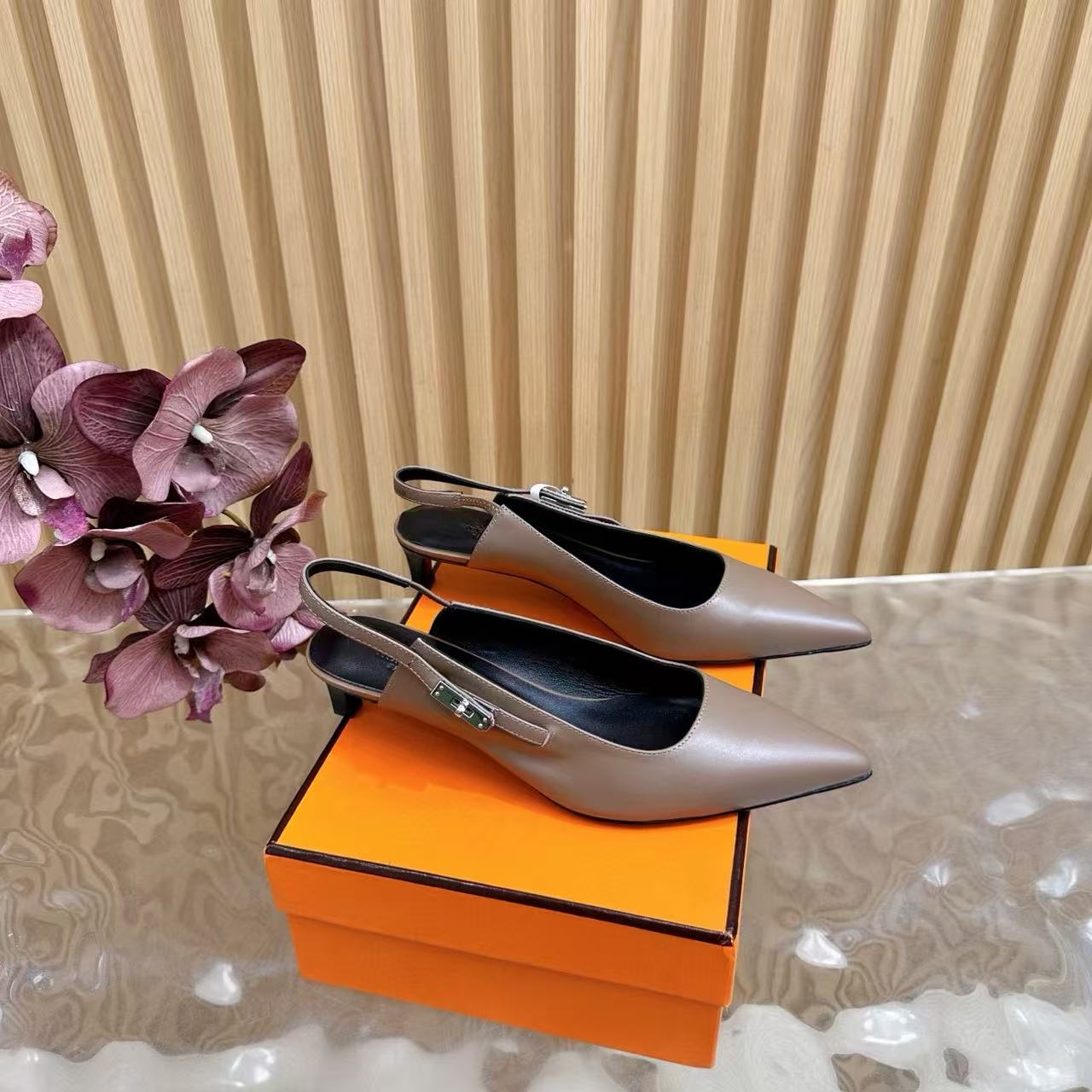 HERME5 高品質クラシックケリーバックルローヒール【50％割引+送料無料】