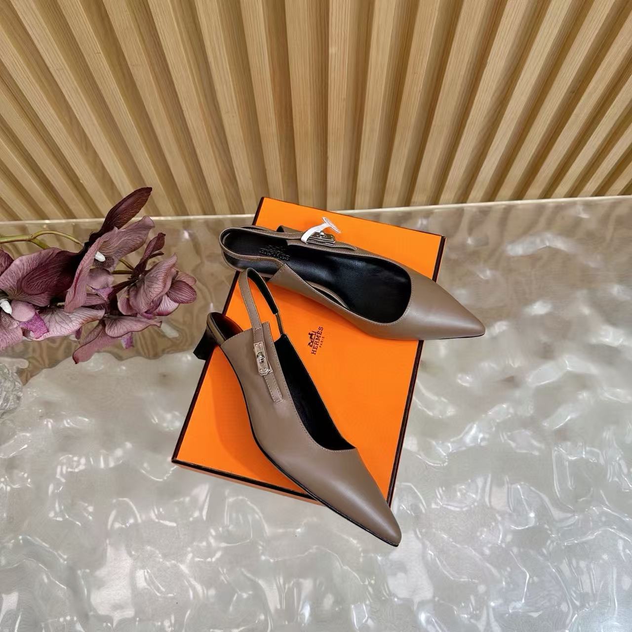 HERME5 高品質クラシックケリーバックルローヒール【50％割引+送料無料】