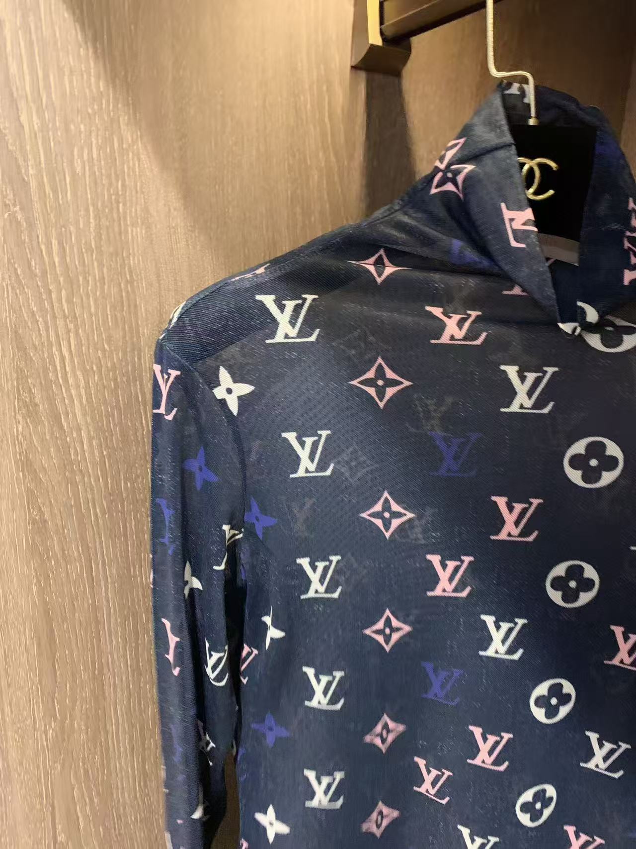 LVプリントタートルネックTシャツ【50％割引+送料無料】