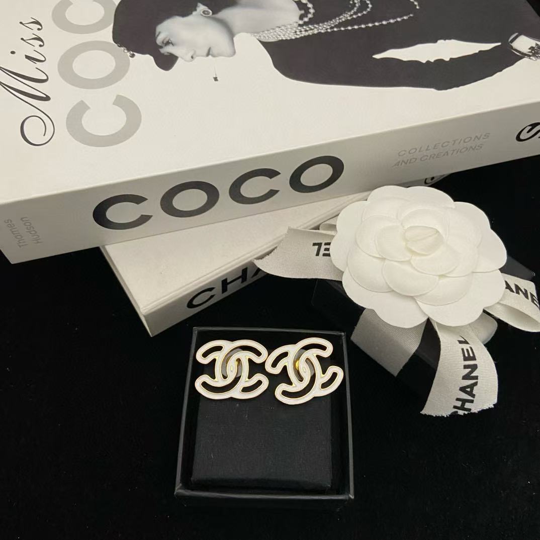 CHANE1 ホワイト ホロー ダブルC イヤリング【50％割引+送料無料】