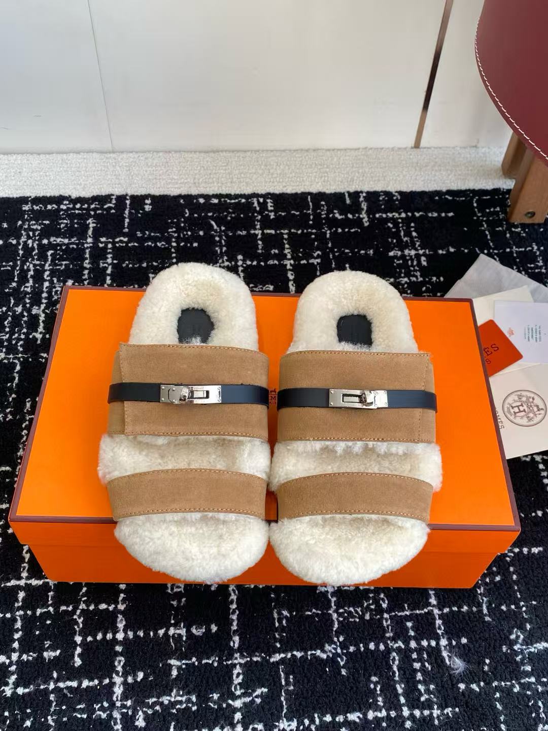 HERME5の高品質な秋冬用ラムウールスリッパ【50％割引+送料無料】