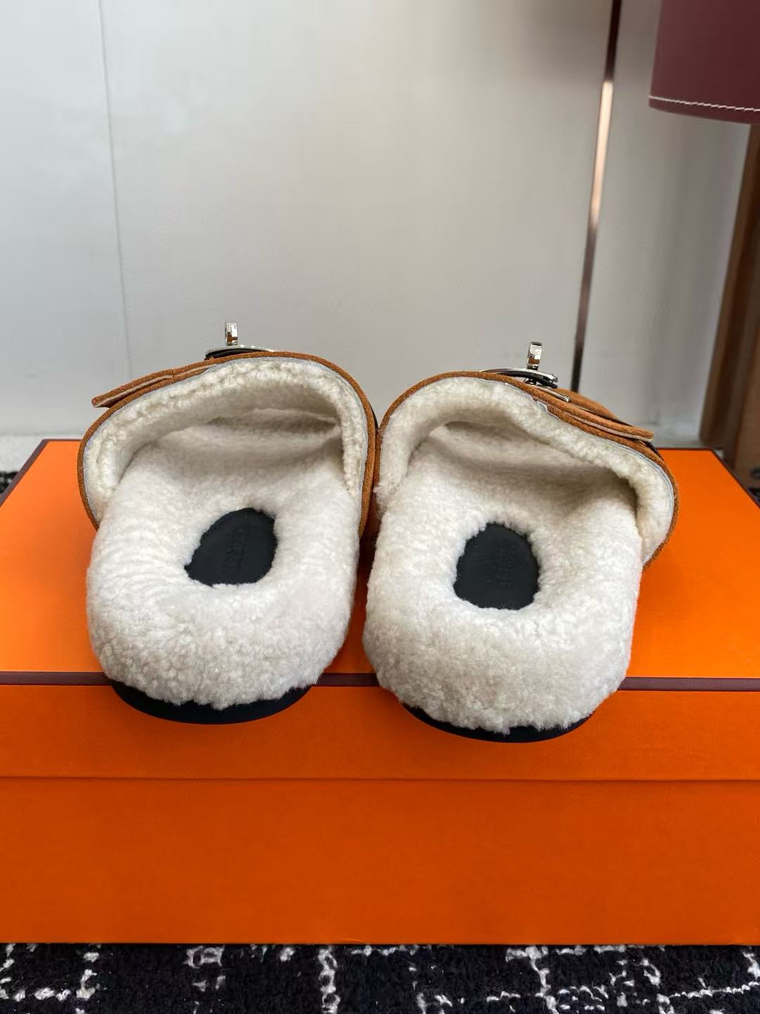 HERME5の高品質な秋冬用ラムウールスリッパ【50％割引+送料無料】