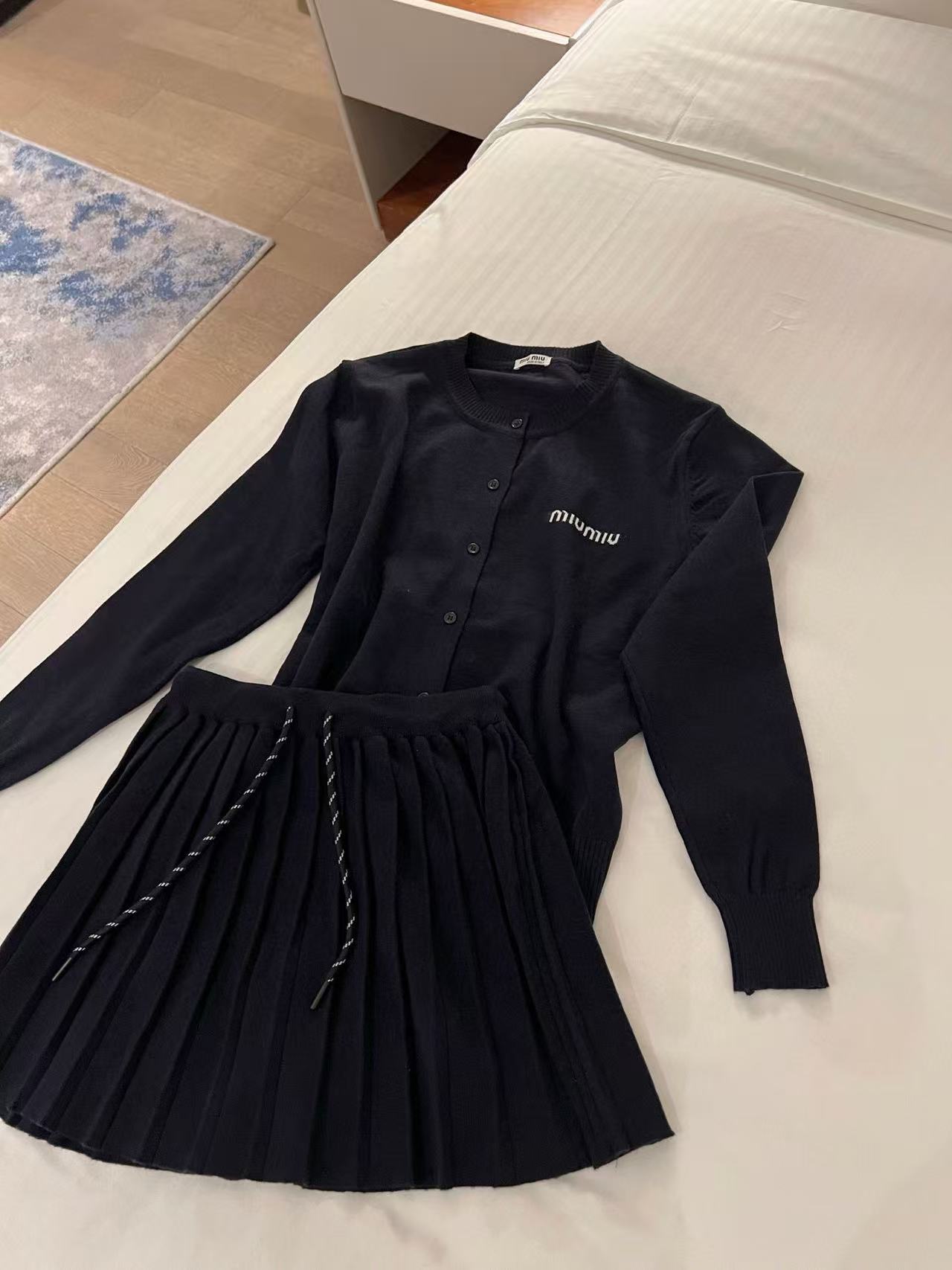 M1UM1U ウールカーディガン+スカート ツーピースセット【50％割引+送料無料】