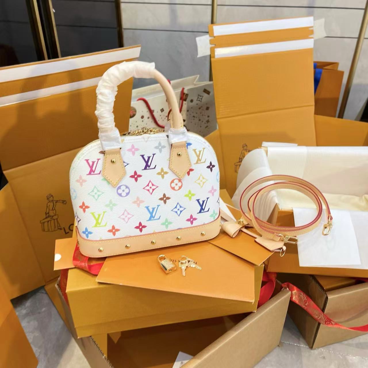 LV alma bbシェルバッグ【50％割引+送料無料】