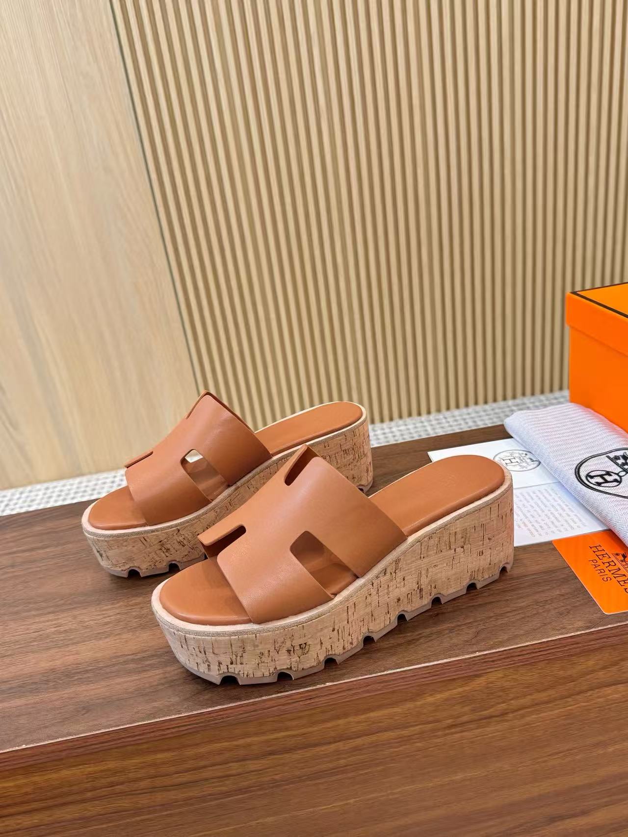 HERME5 高品質Hシープスキン厚底スリッパ【50％割引+送料無料】