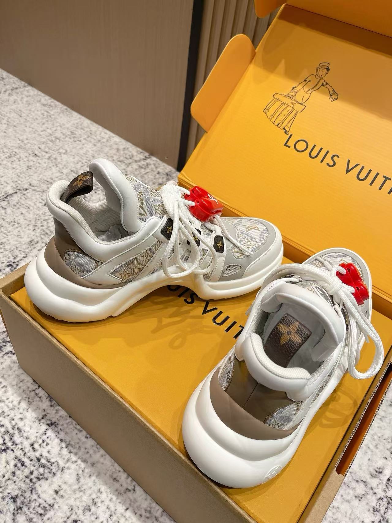 LVの高品質クラシックハートバックルカジュアルシューズ【50%割引+送料無料】