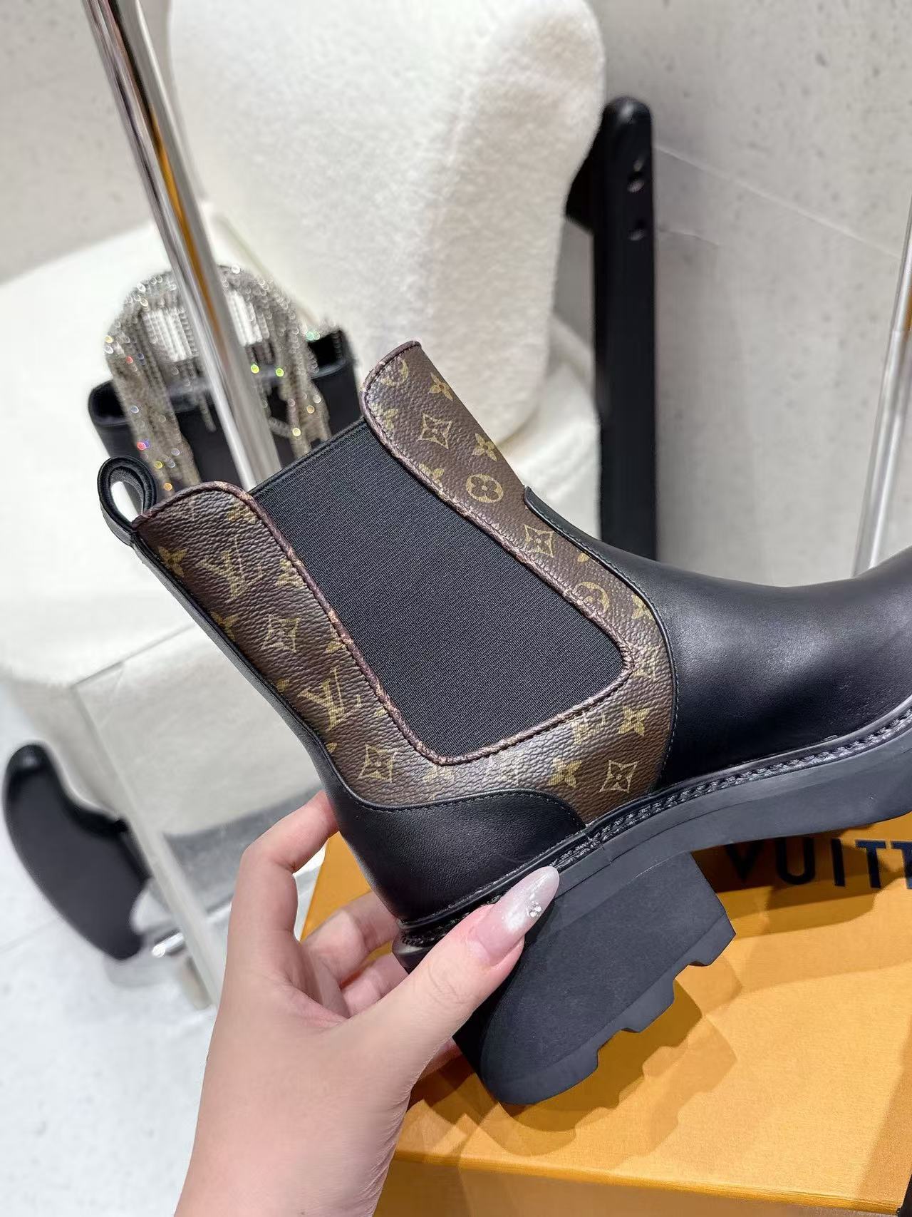 LVオールドフラワーレザーアンクルブーツ【50％割引+送料無料】